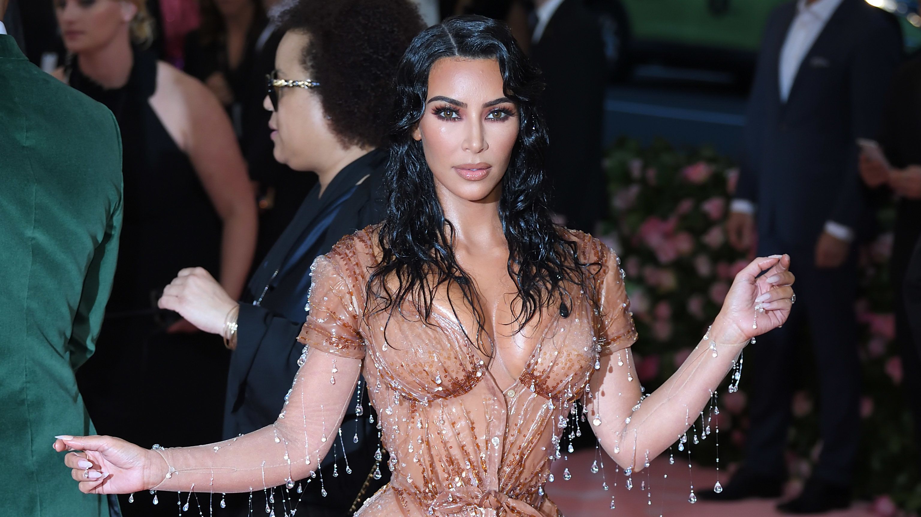 Így préselték bele Kim Kardashiant a Met-gálás ruhájába