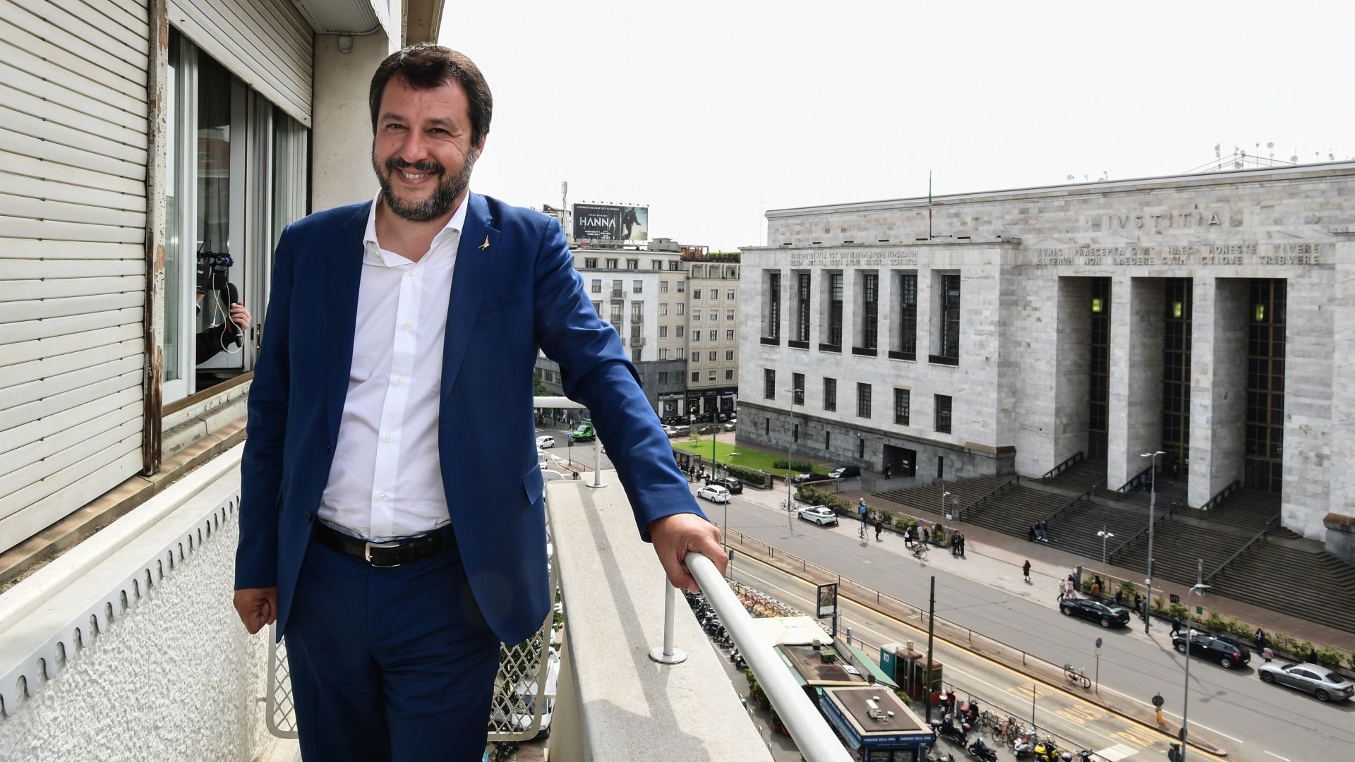 Salvini nem enged kikötni egy olasz hadihajót, mert menedékkérők mentésében segített