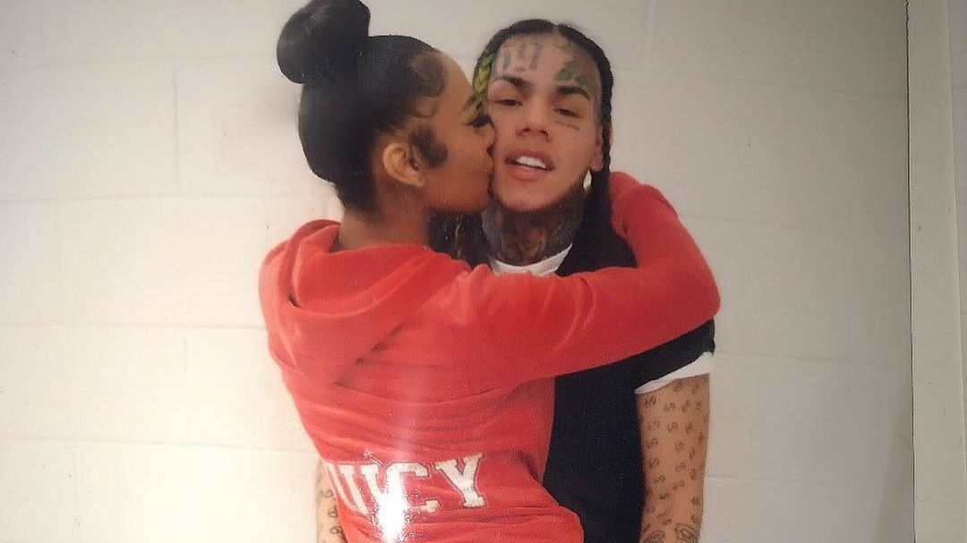 Tekashi69 barátnője a dekoltázsa fölé varratott egy nagy Tekashi-fejet