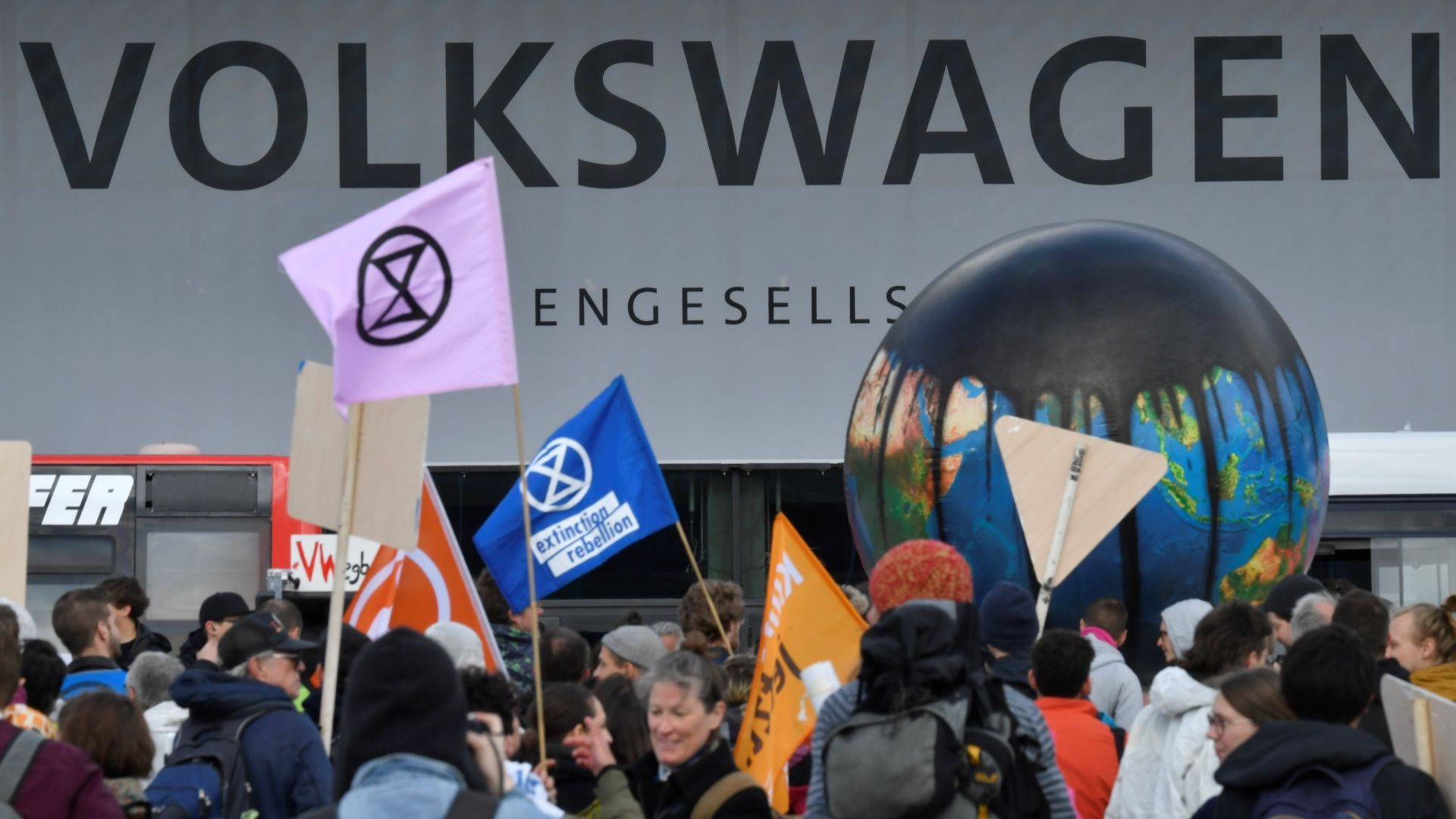 Környezetvédők tüntettek a Volkswagen részvényeseinek közgyűlésén