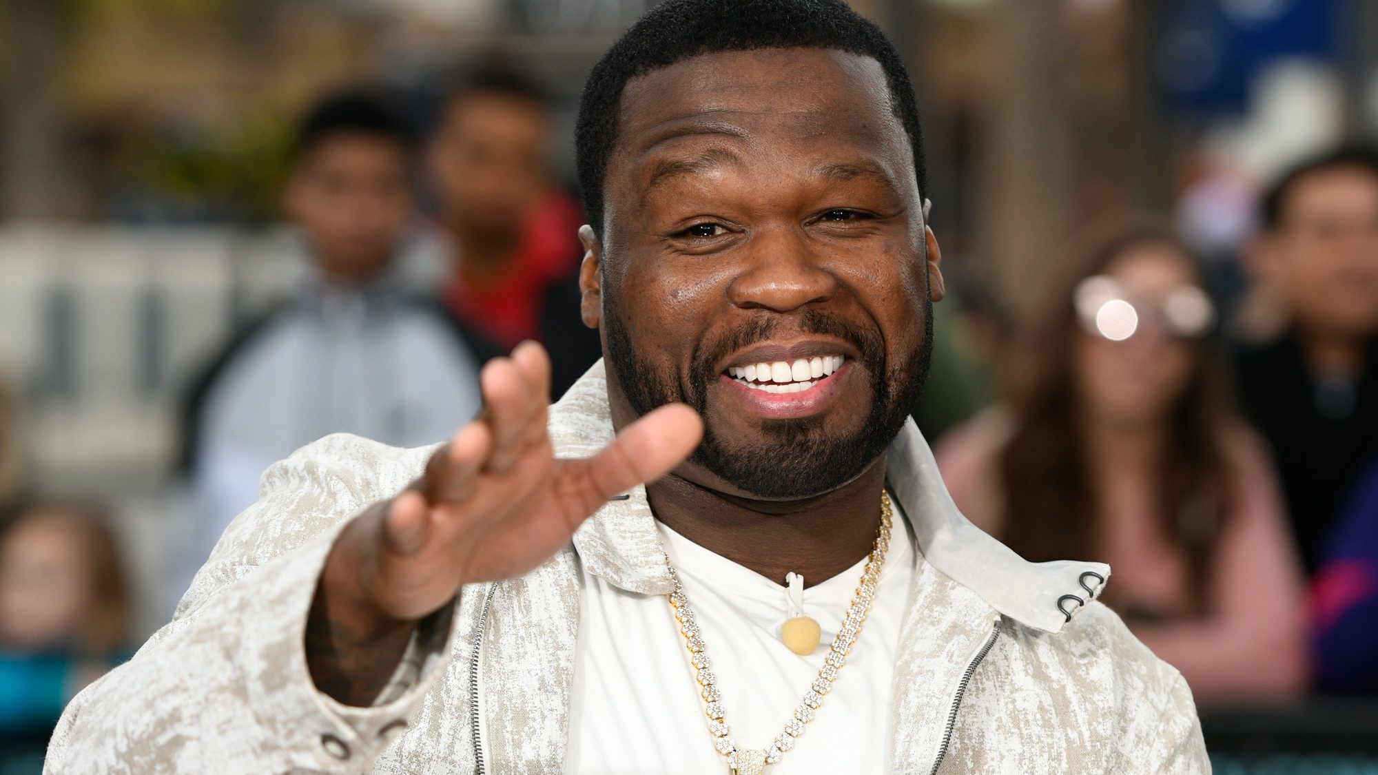 50 Cent kezébe hatezer forintnyi dollárt nyomott egy férfi, aki ötödikben ellopta a CD-jét