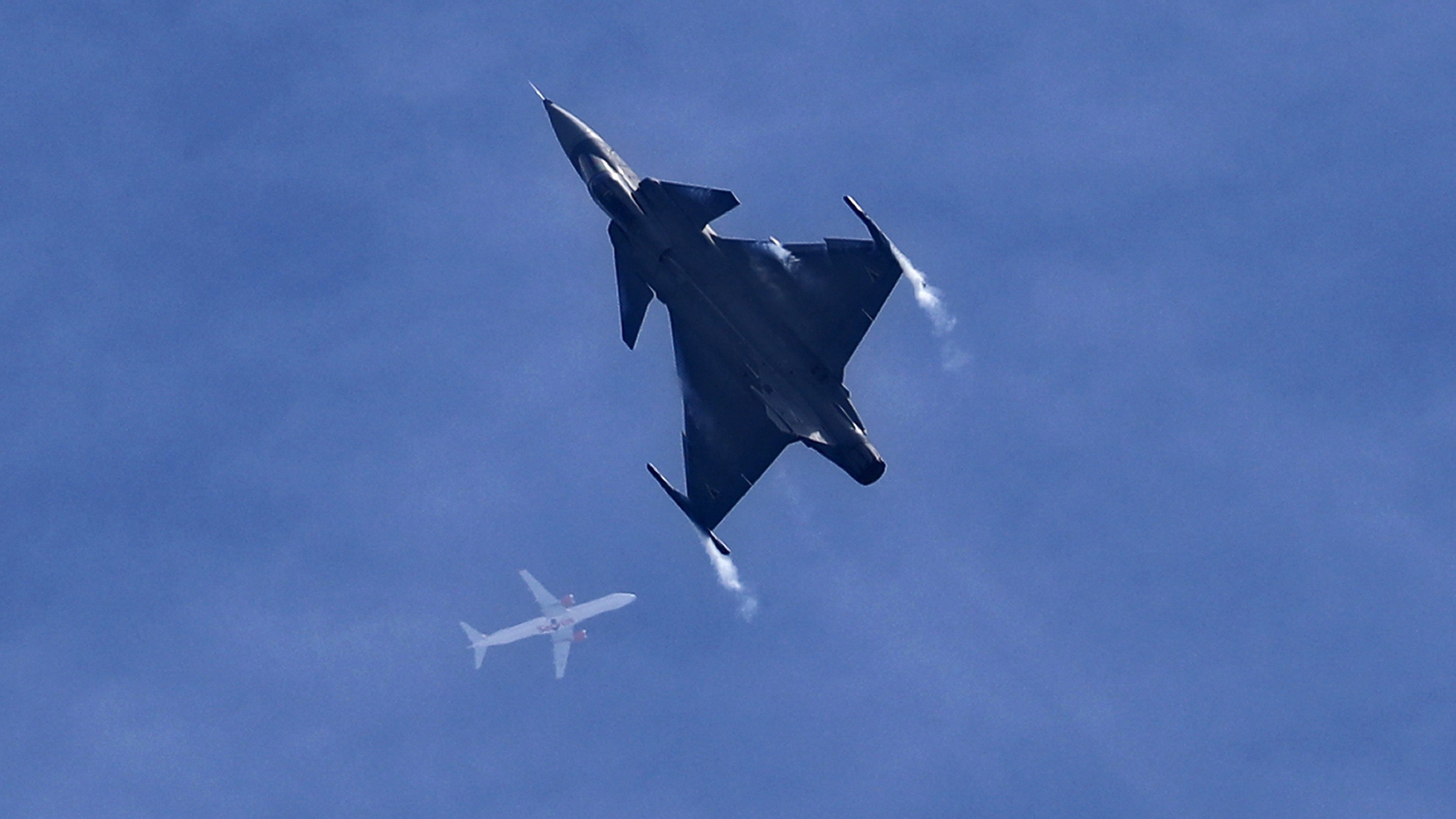 Orosz katonai repülők miatt riasztották a magyar Gripeneket