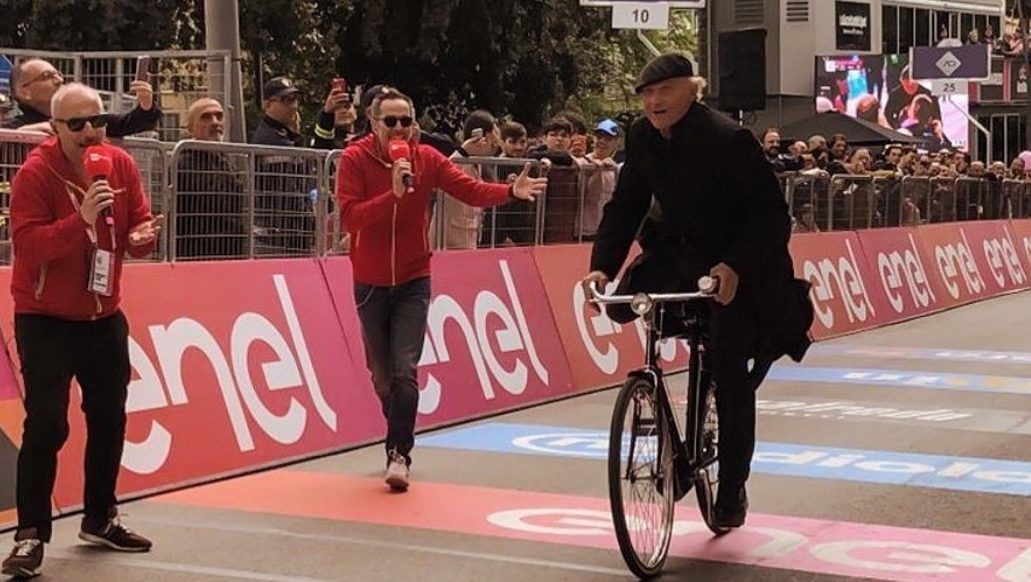 Terence Hill is tekert a Giro d’Italián, Don Matteóként