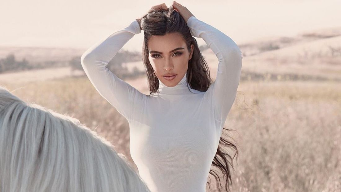 Kim Kardashian összeolvadt egy fehér lóval