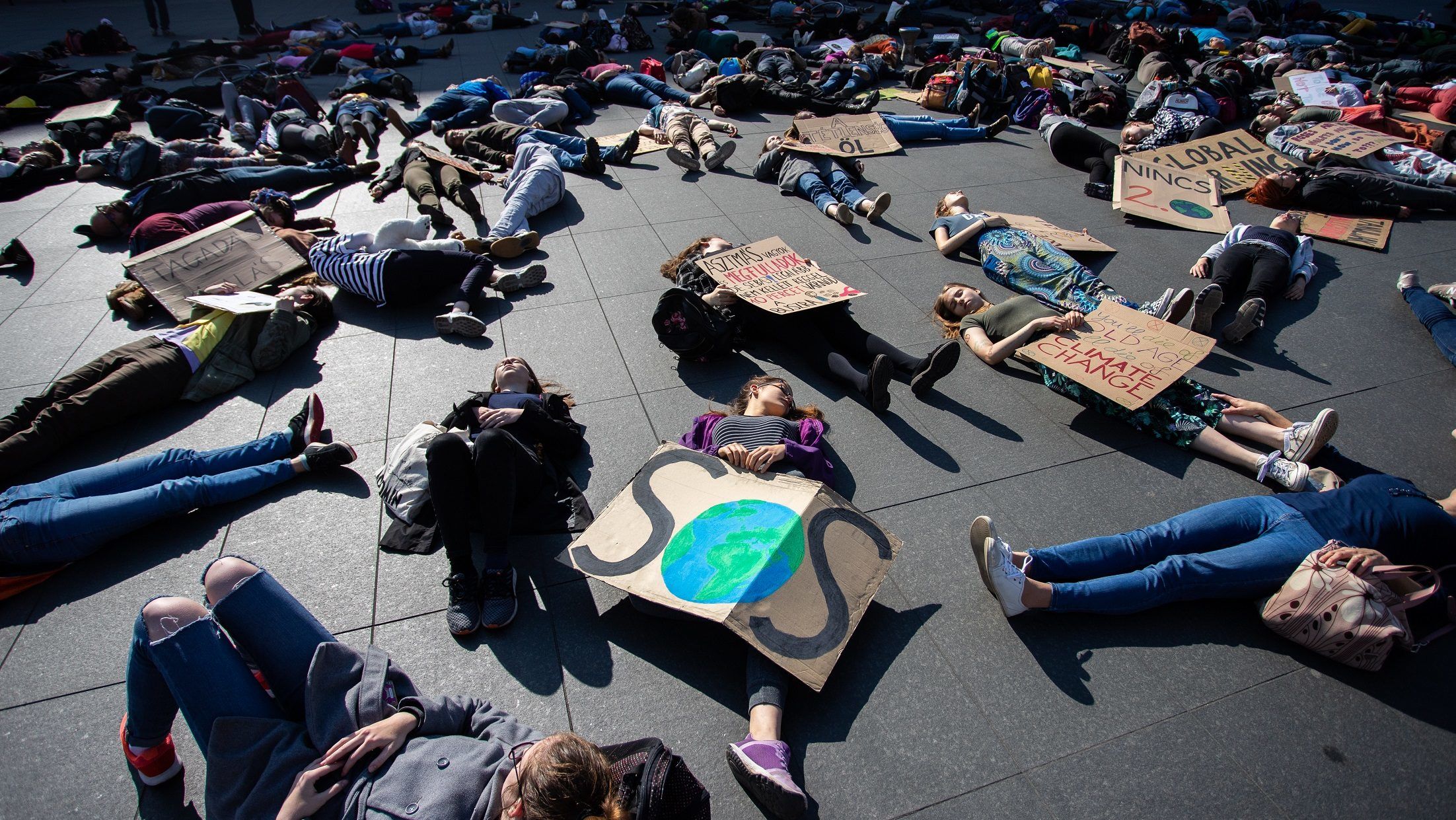 Halottat játszottak a Kossuth téren, hogy felhívják a figyelmet a klímakatasztrófára