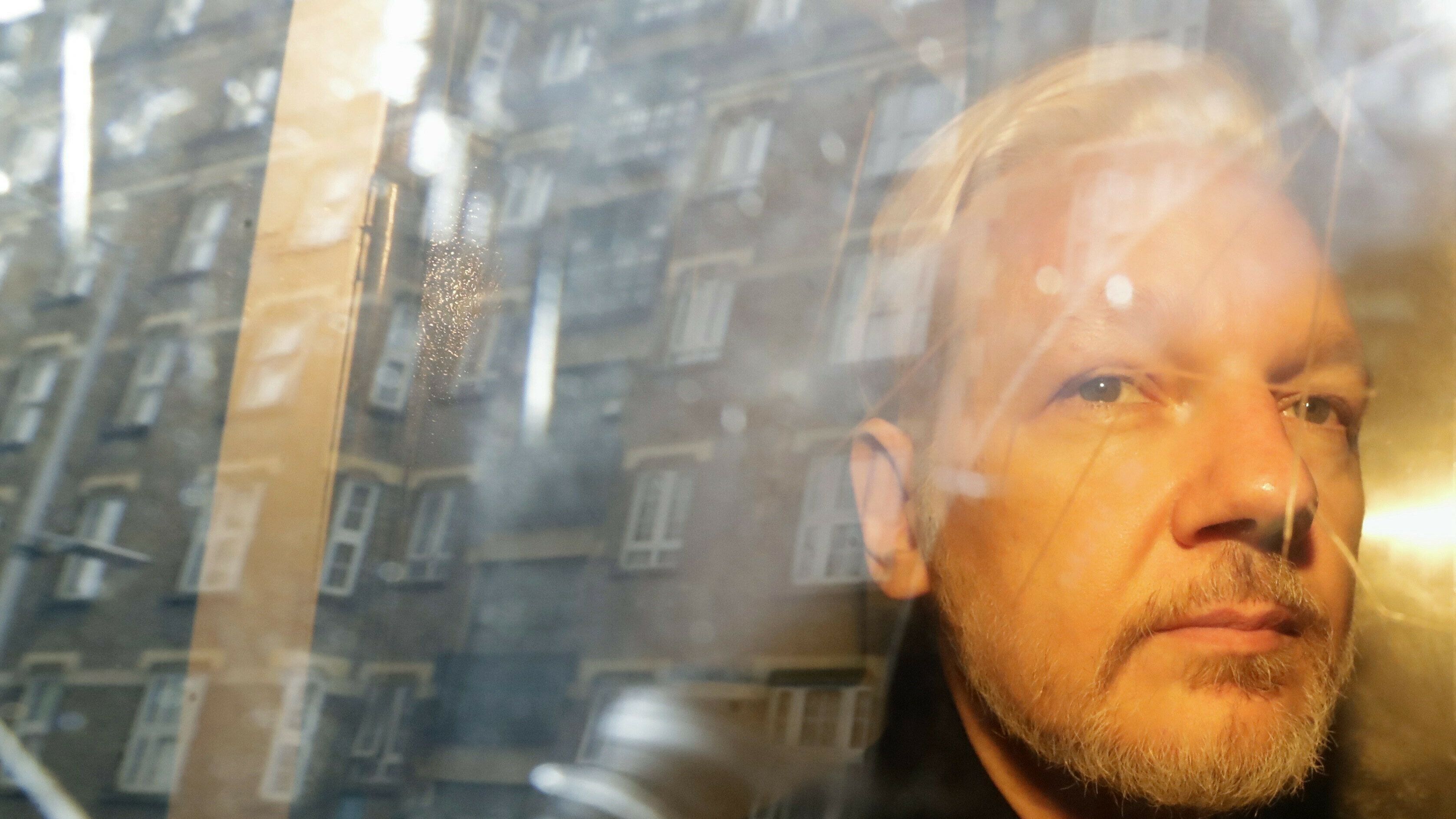 A svédek kérték Assange őrizetbe vételét