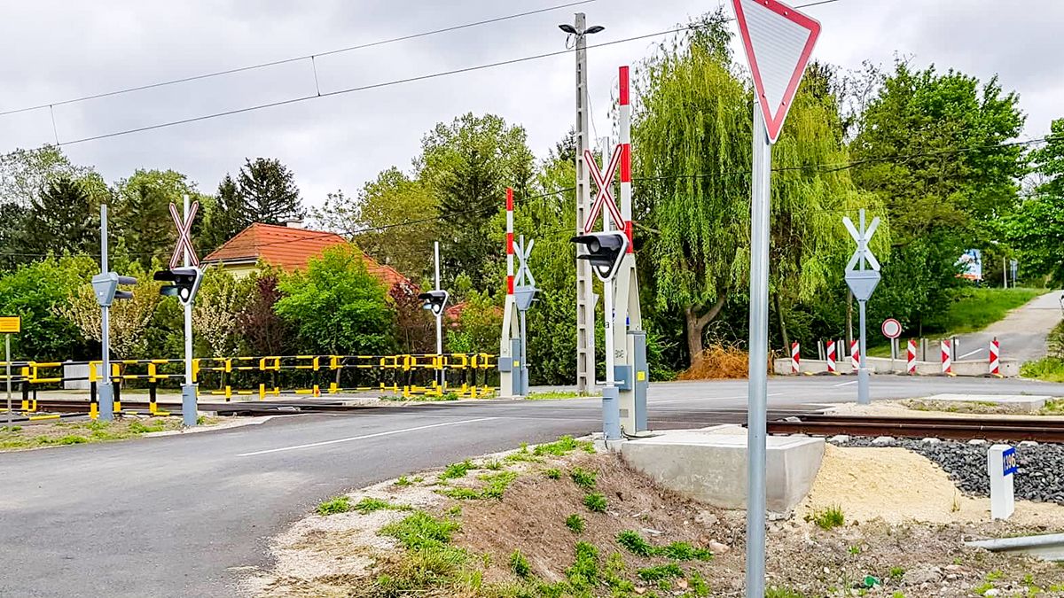 80 millióért építettek egy vasúti átjárót, de fél éve zárva van, mert az oda vezető utat nem csinálták meg