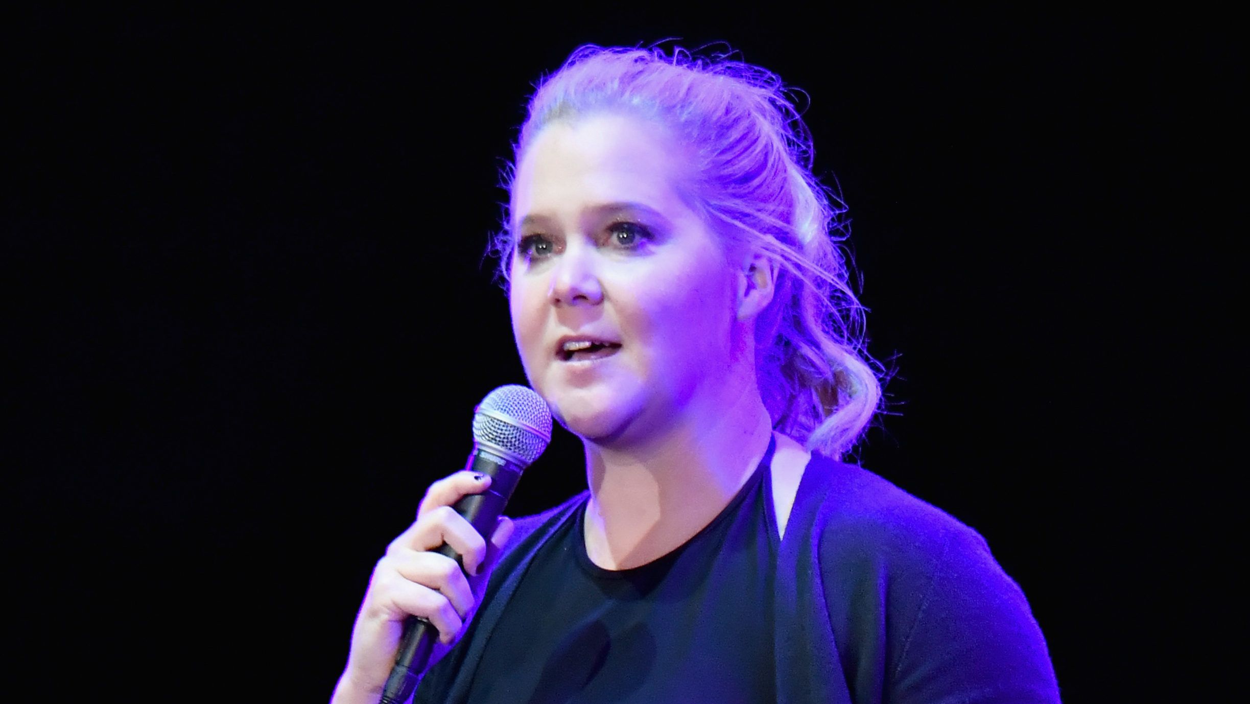 Amy Schumer két héttel szülés után már újra fellépett