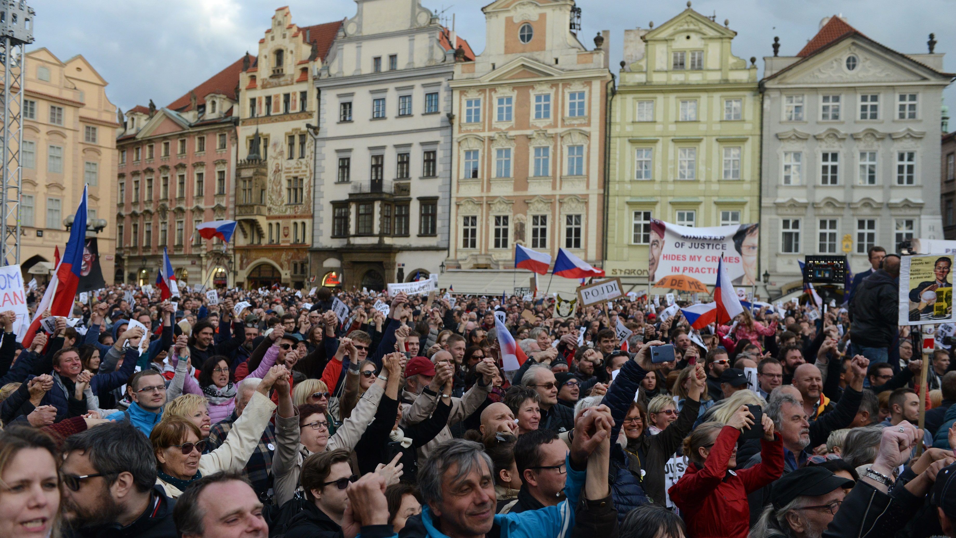 Tízezrek tüntettek az uniós pénzekkel trükköző cseh kormányfő ellen