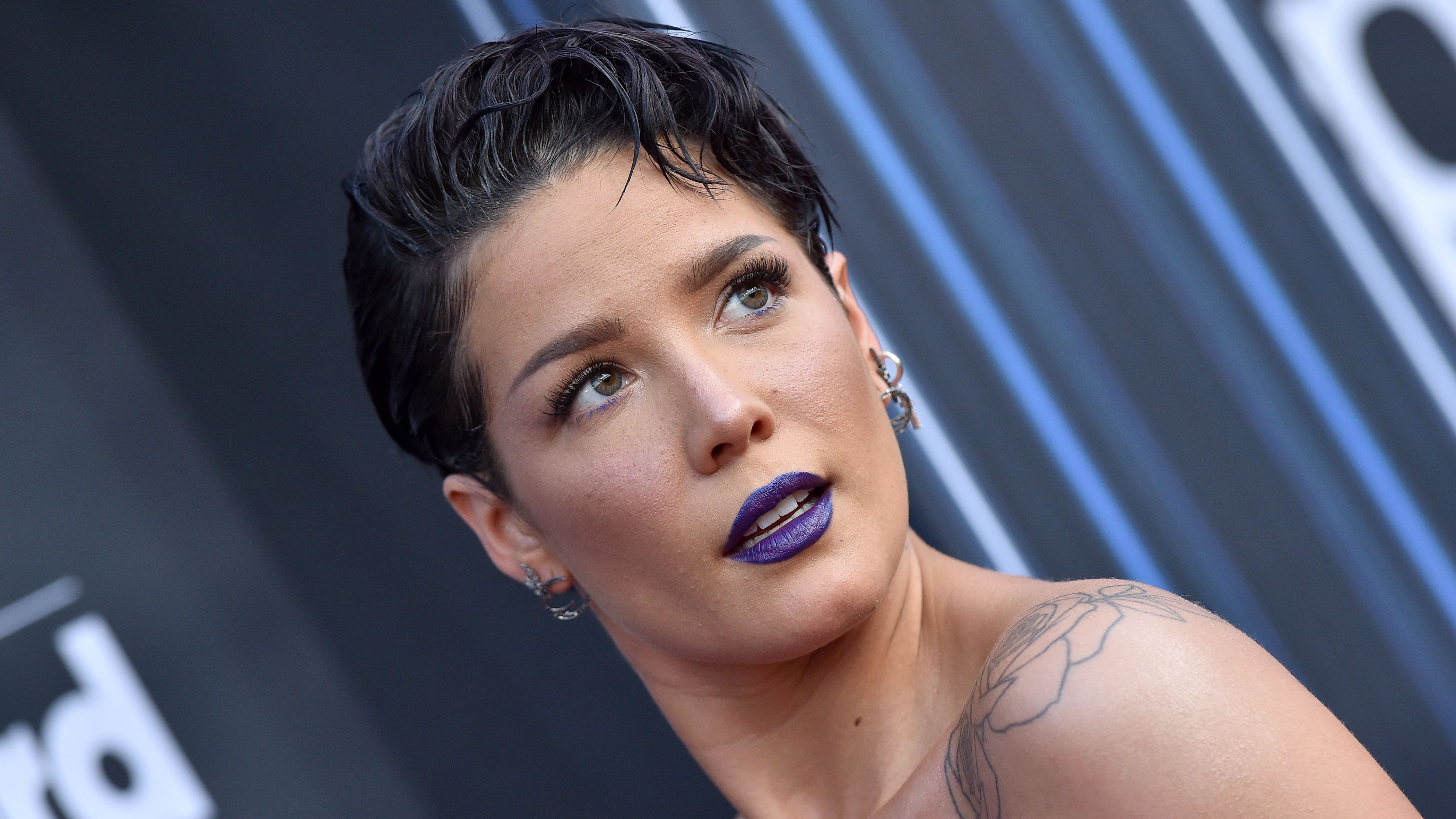 Halsey kifizeti egy rajongója bírságát, mert a zenéjét hallgatva hajtott túl gyorsan