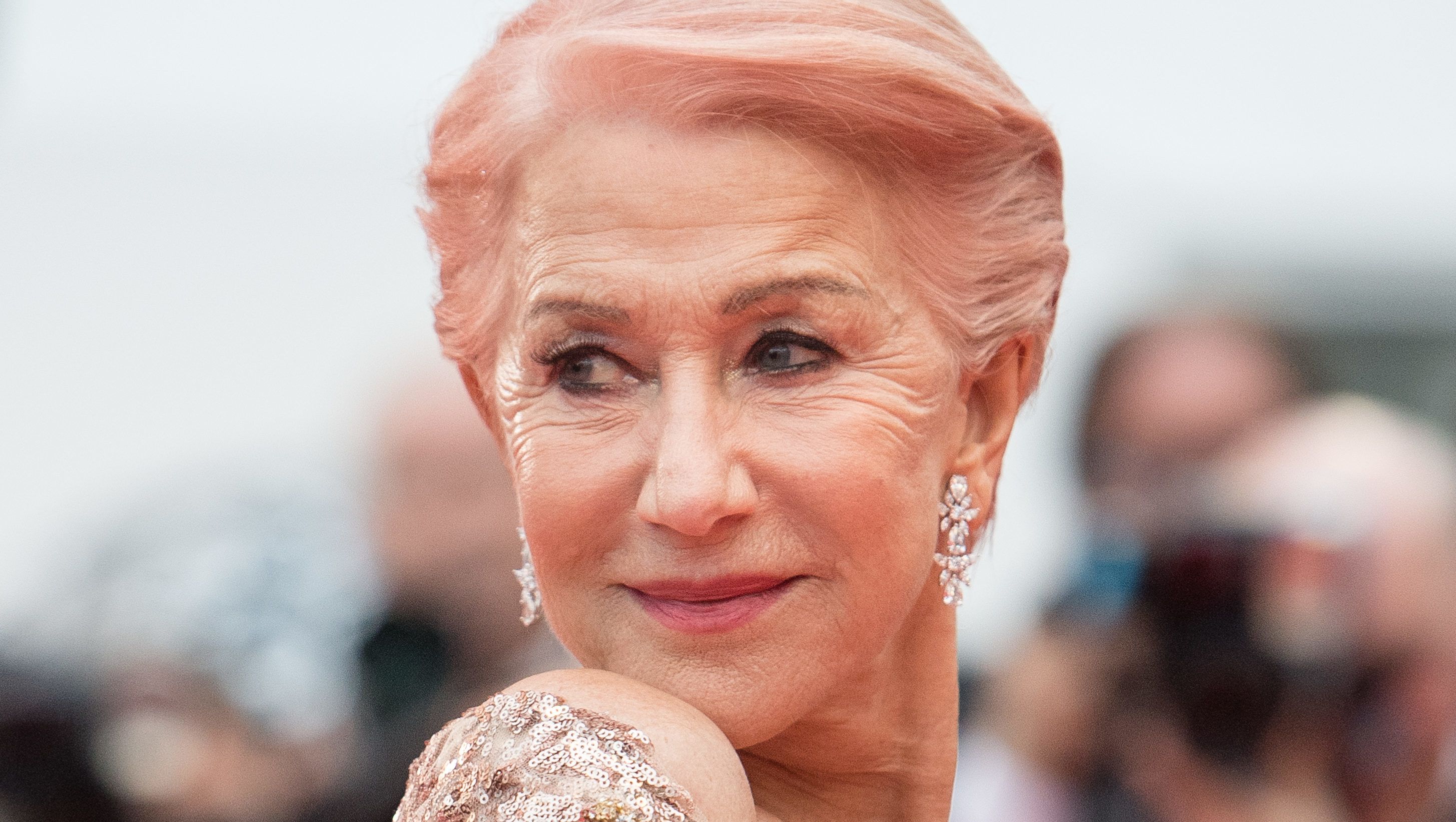 Helen Mirren pink haja hirtelen színt váltott