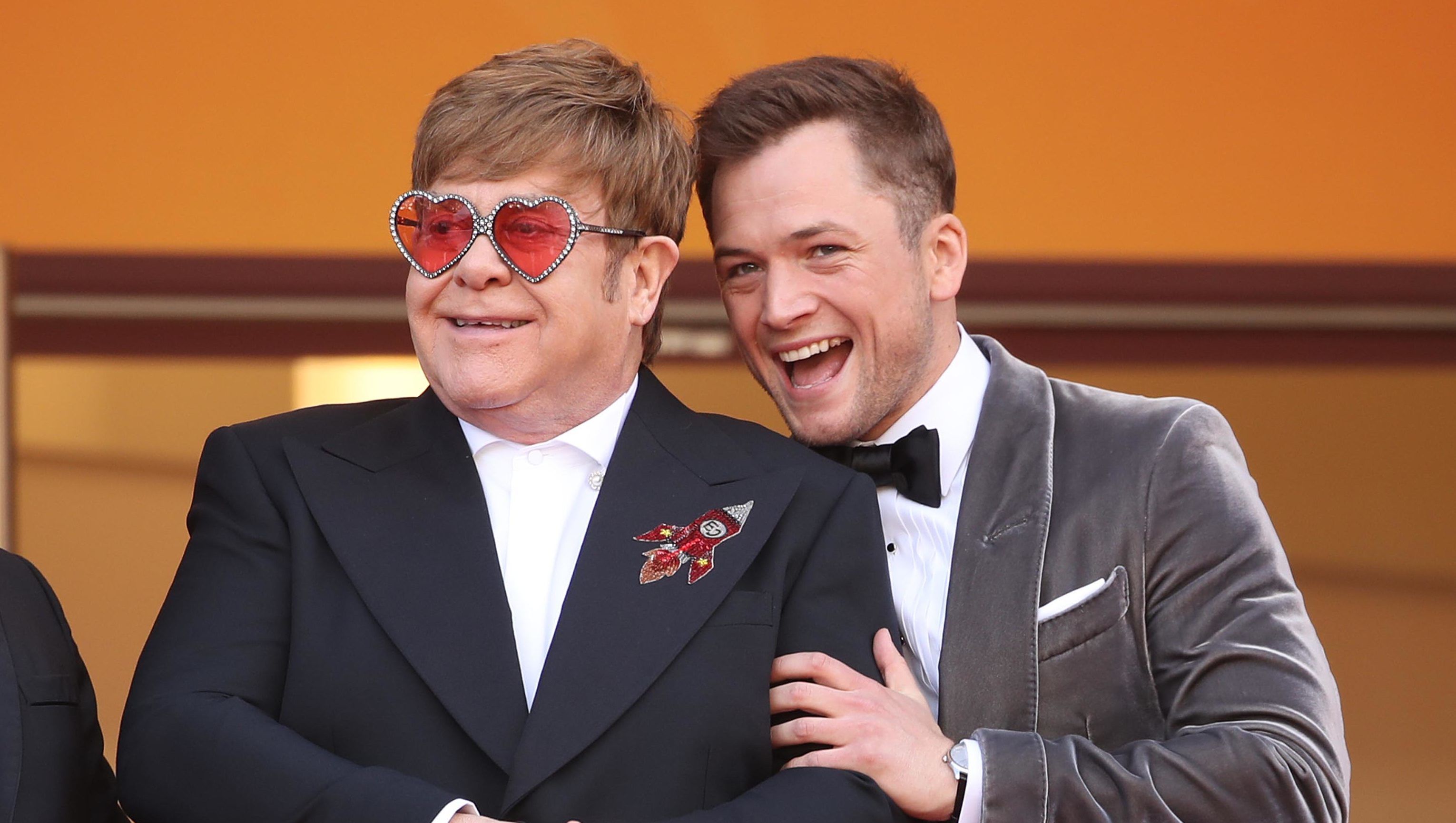 Taron Egertont lekapcsolták a biztonságiak, miközben Elton John hűtőjéből lopott