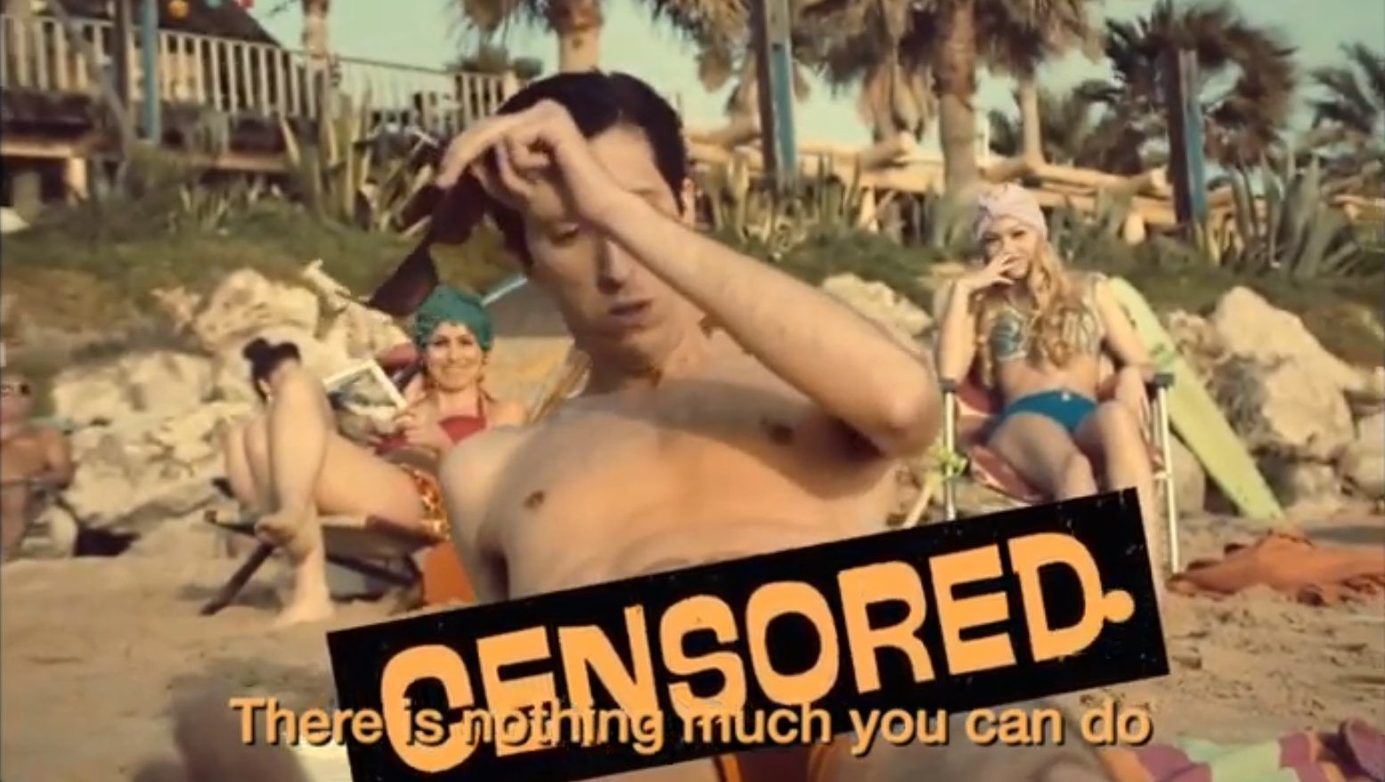 A PornHub új fürdőnadrágjában nem kell aggódnia a strandon felizguló férfiaknak