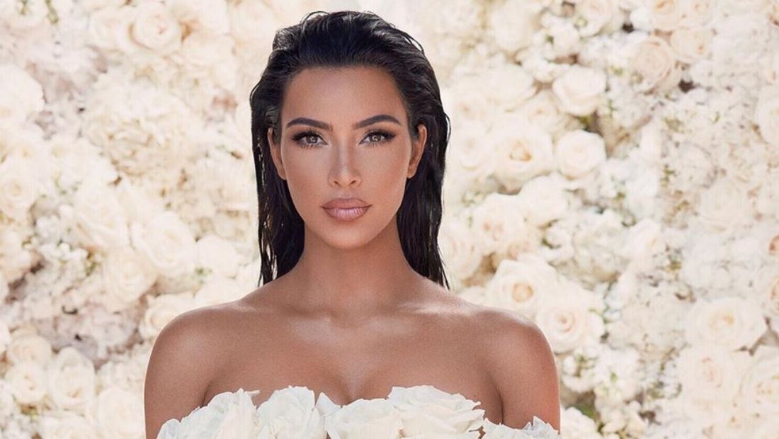 Kim Kardashian konkrétan egy csokor rózsát tűzött a mellére