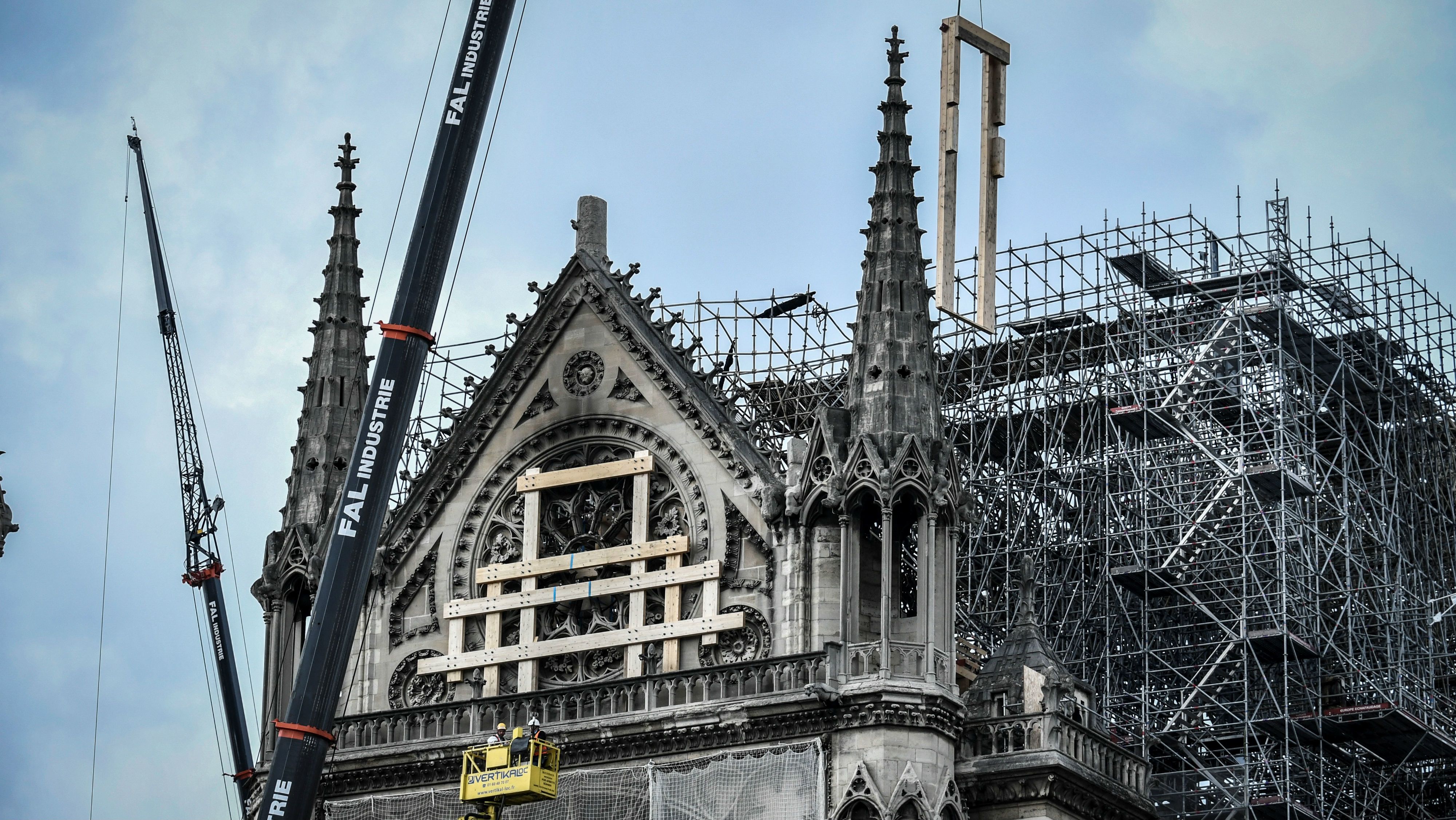 Akár egy erősebb szél is bedöntheti a Notre-Dame falait