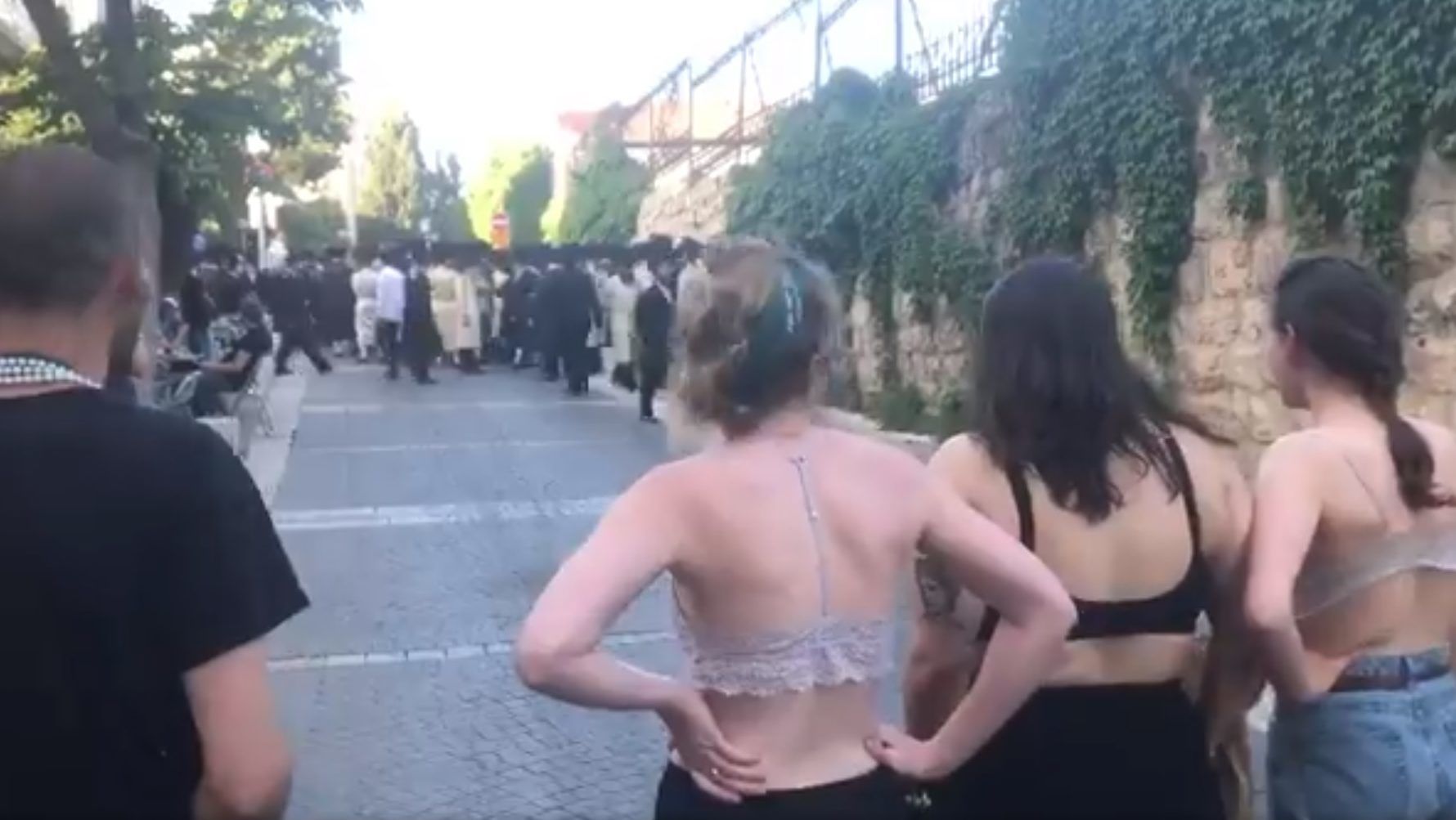 Rémülten menekültek a melltartóra vetkőzött nők elől az Eurovízió ellen tüntető ortodox férfiak