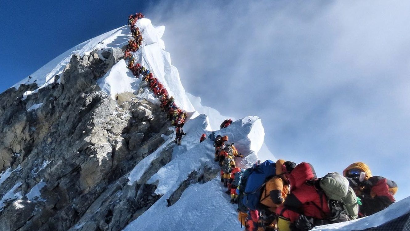 Tömegnyomor az Everesten: kígyózó sorban álltak a hegymászók a csúcs előtt