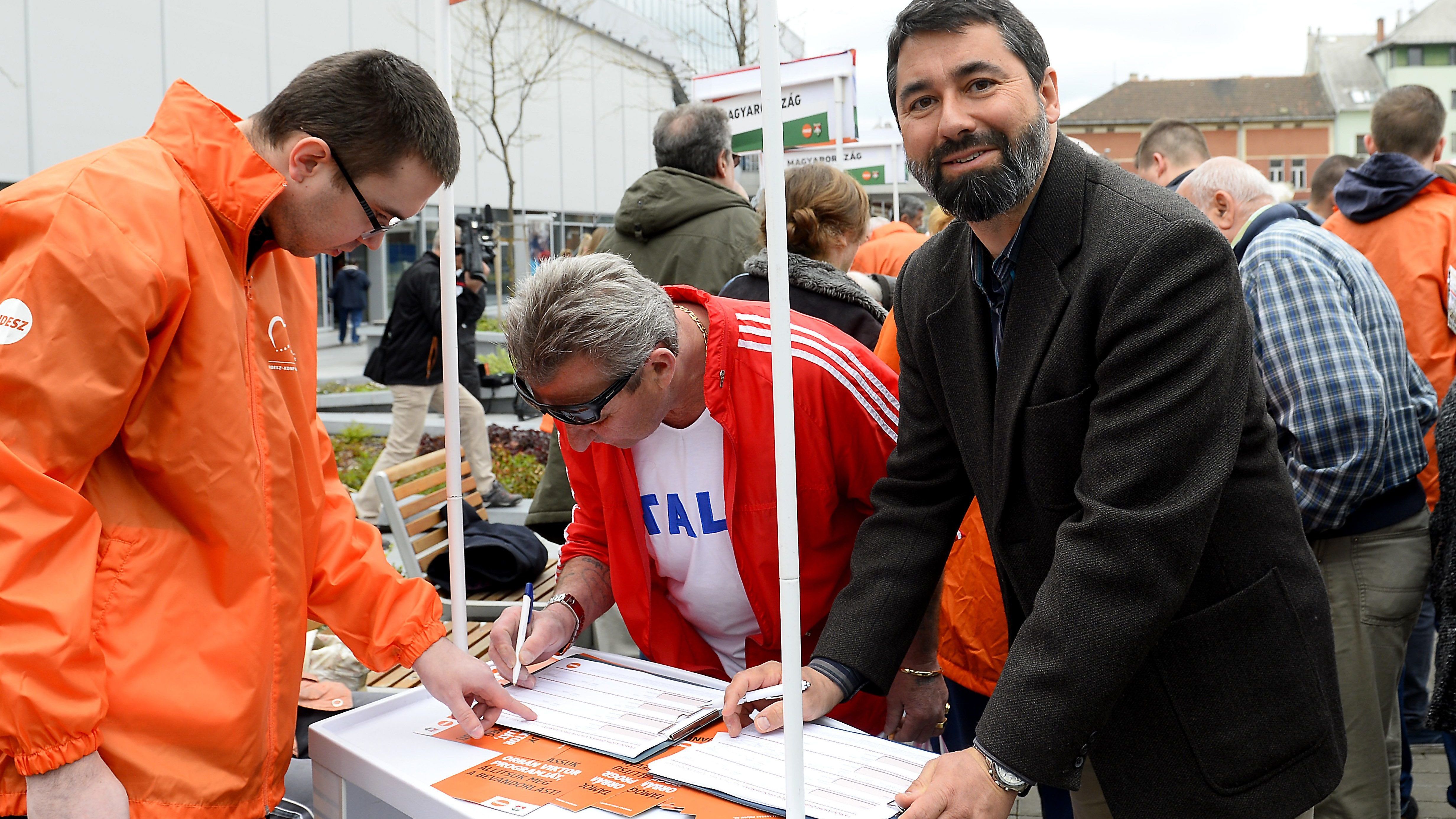 Szórólapot visz minden háztartásba a Fidesz