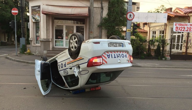 Italozott egy kicsit a rendőr, majd fejre állt a járőrautóval