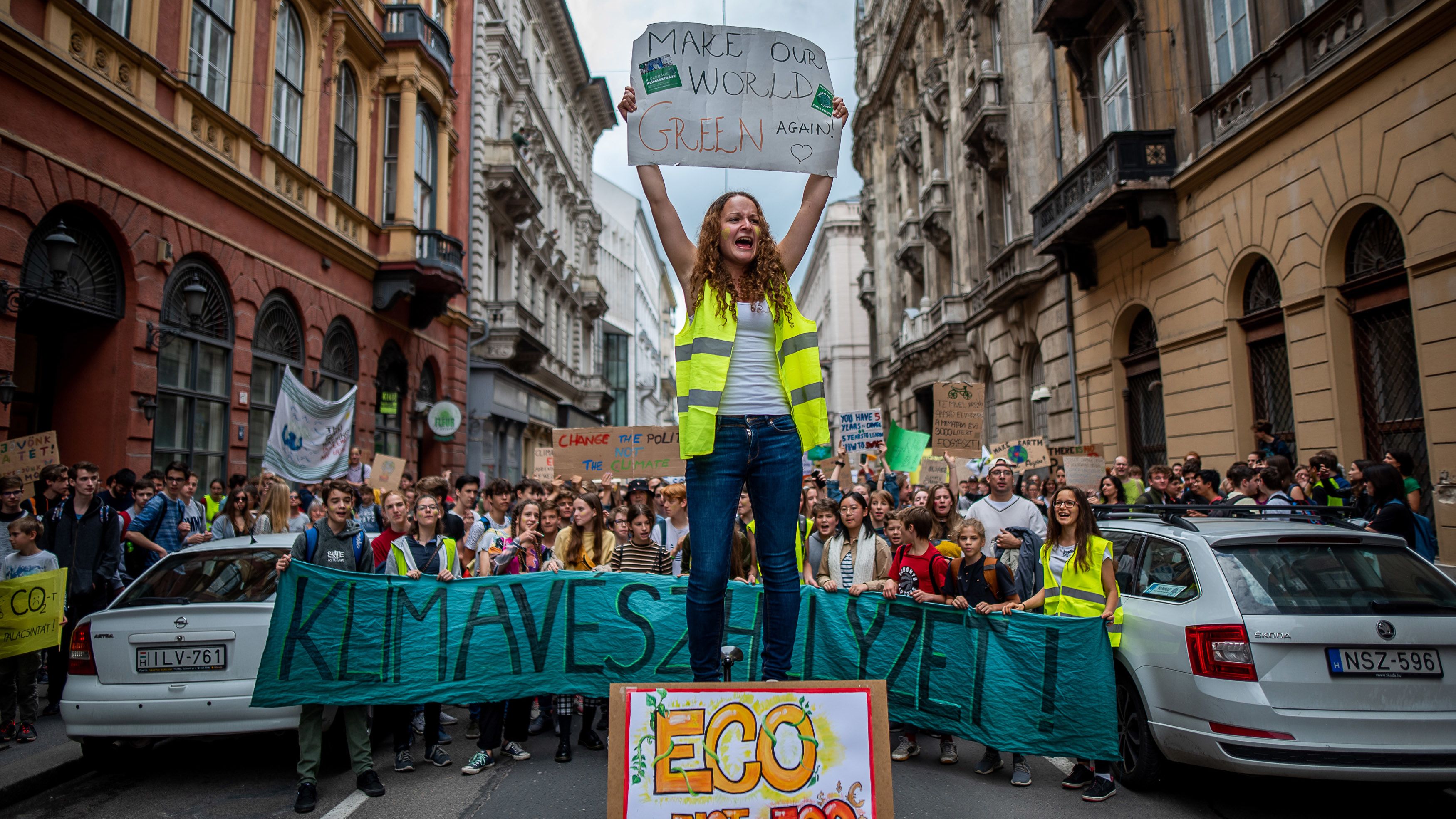 Ezrek a budapesti klímatüntetésen, Jávor Benedek felrobbant a Hír Tv kérdésétől