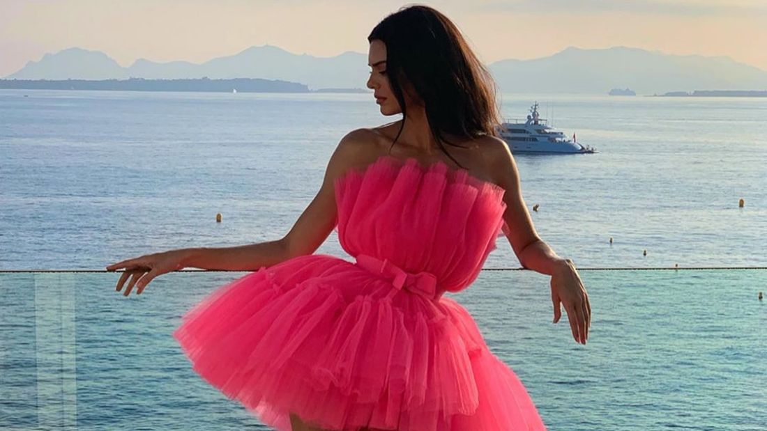 Kendall Jenner ruhája nem is igazán ruha, inkább csak egy halom tüll