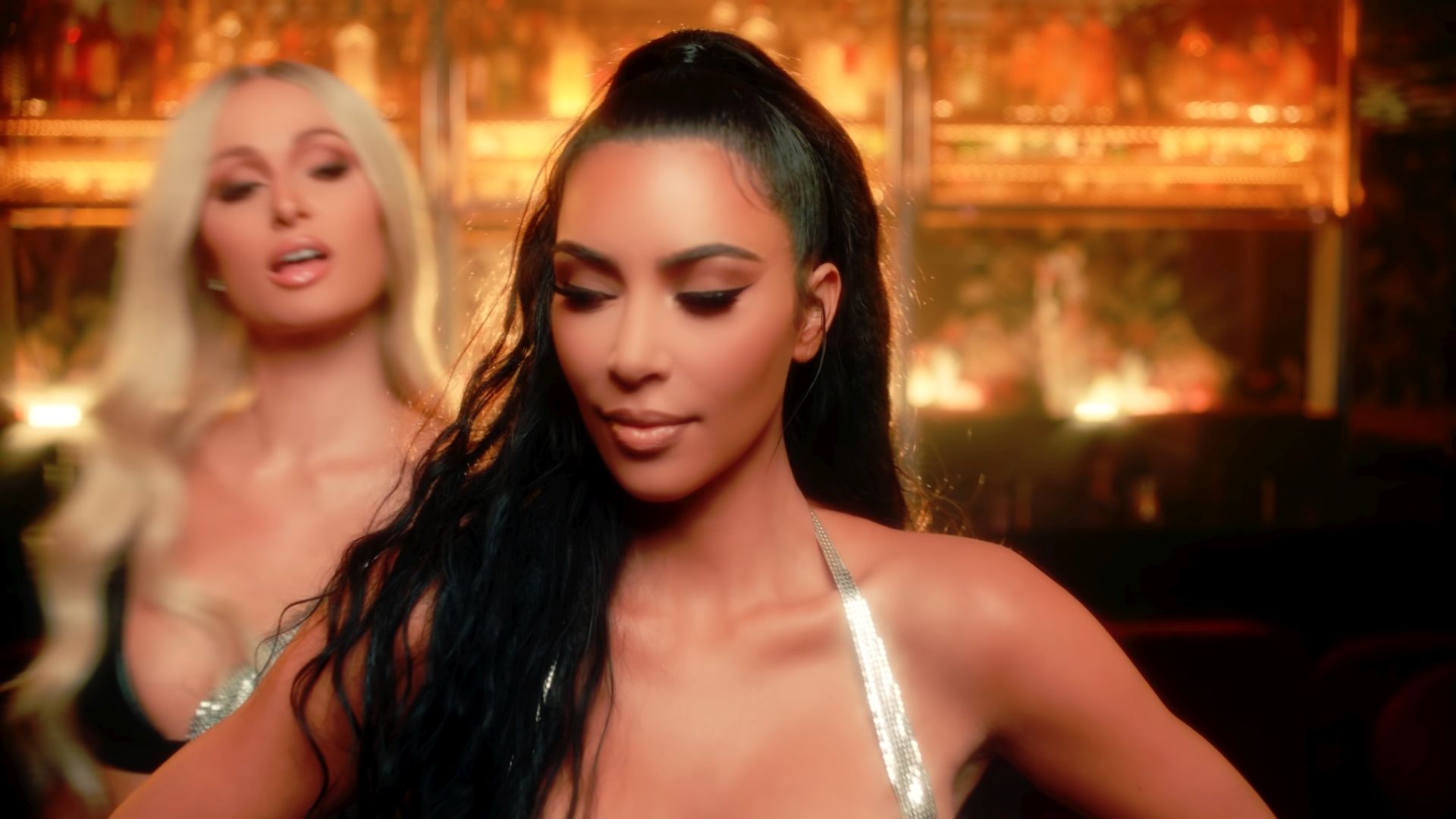 Paris Hilton új klipjében van minden: domina maszk, meztelen svédasztal test, Kim Kardashian