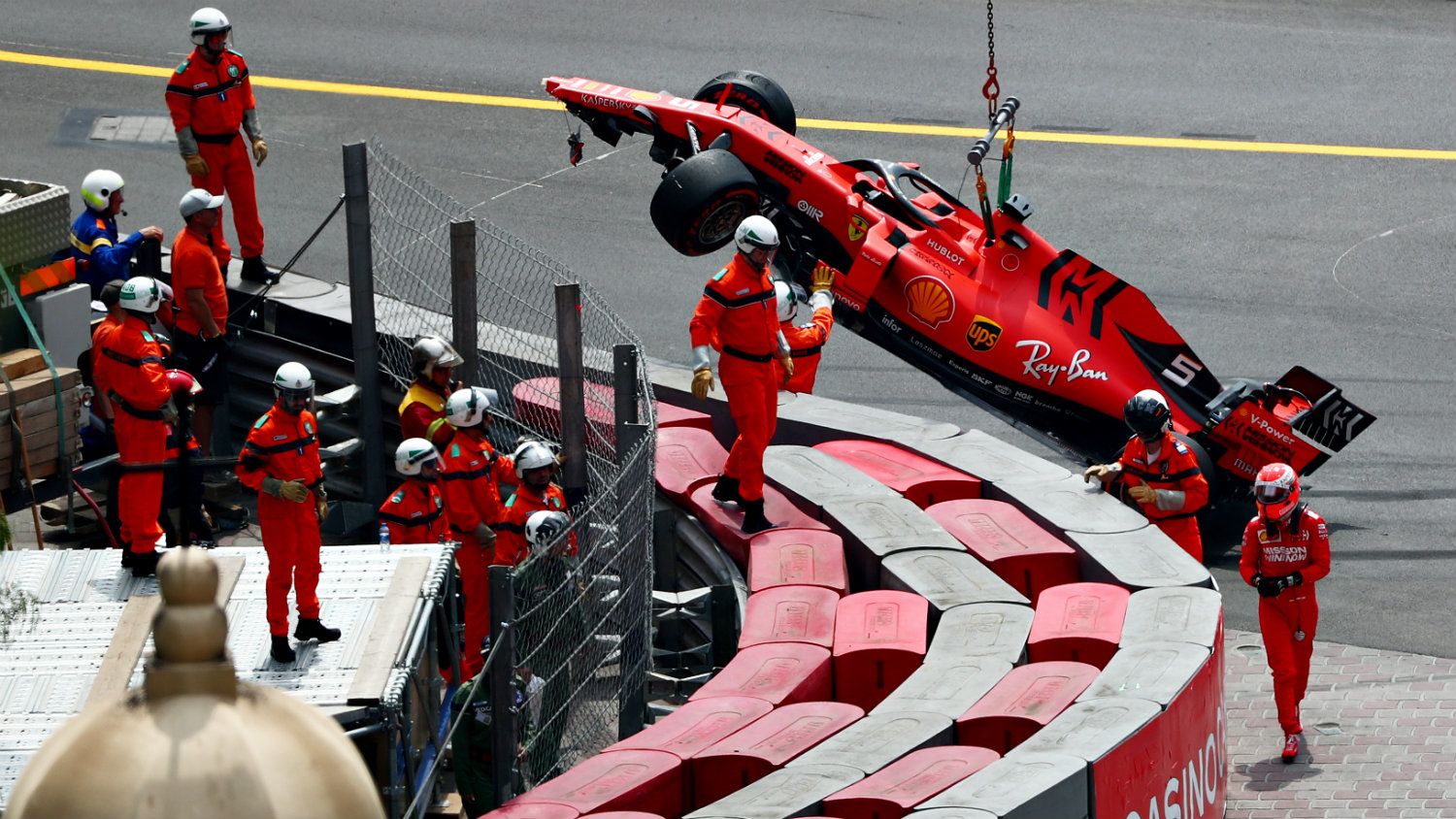 Leclerc nagy időt ment, Vettel összetörte az autóját