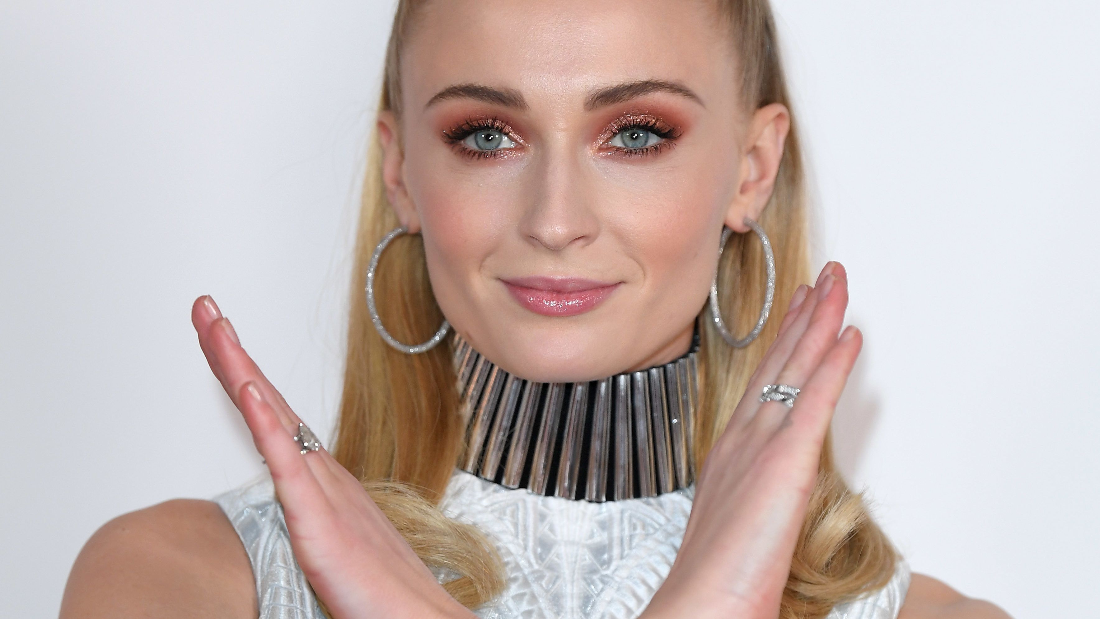 Sophie Turner képes a nyakába akasztani a lábait és ezt neked is látnod kell