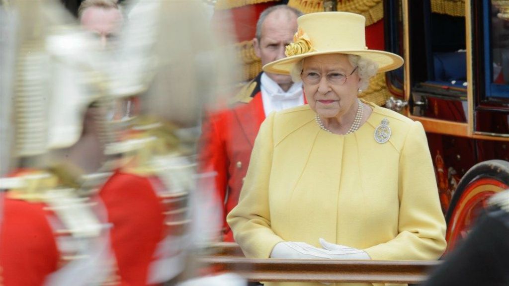 Megszegi a királyi protokollt a brit királynő a legkedvesebb alkalmazottja miatt