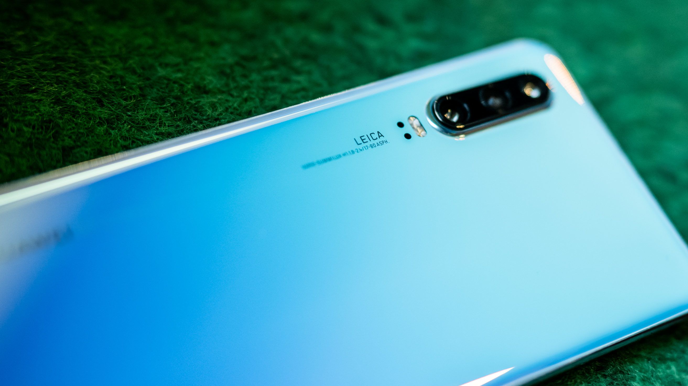 A stílusos, de szerényebb Huawei P30 csúcsmobillal sem lehet mellényúlni