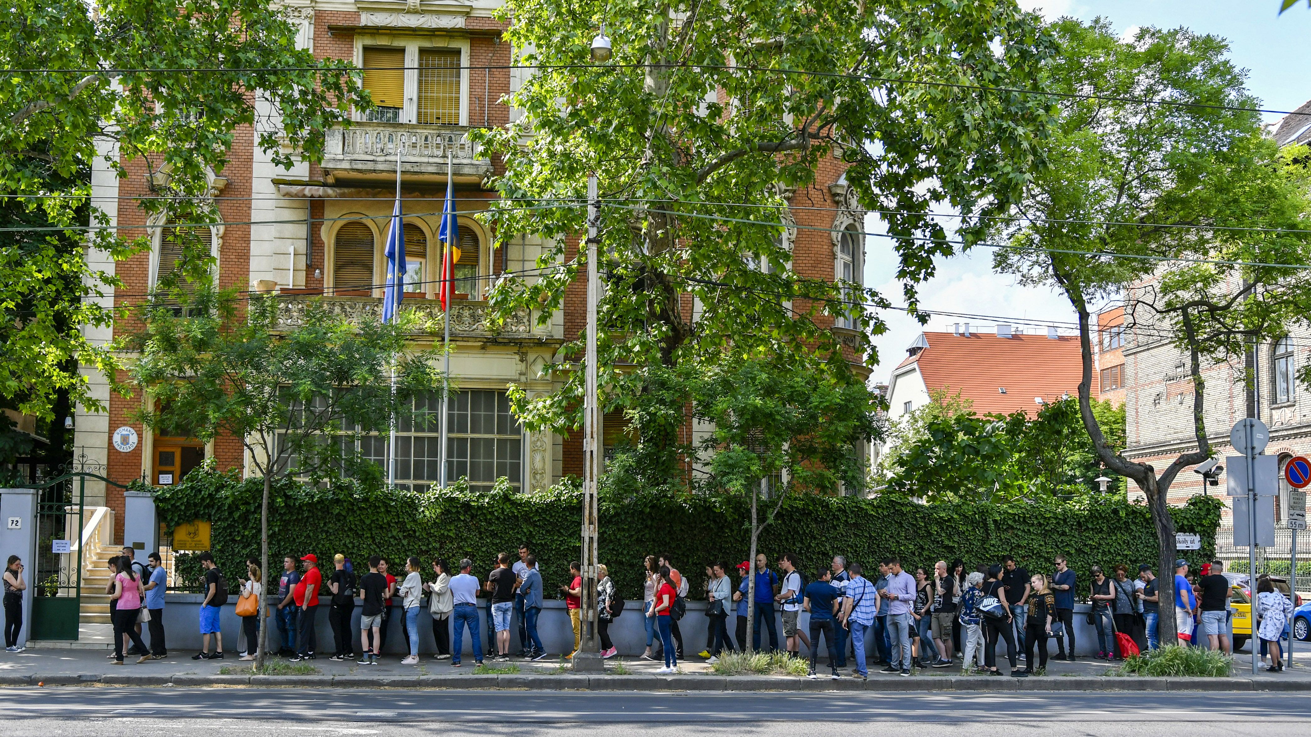 Tömött sorokban állnak a romániaiak a budapesti nagykövetség előtt