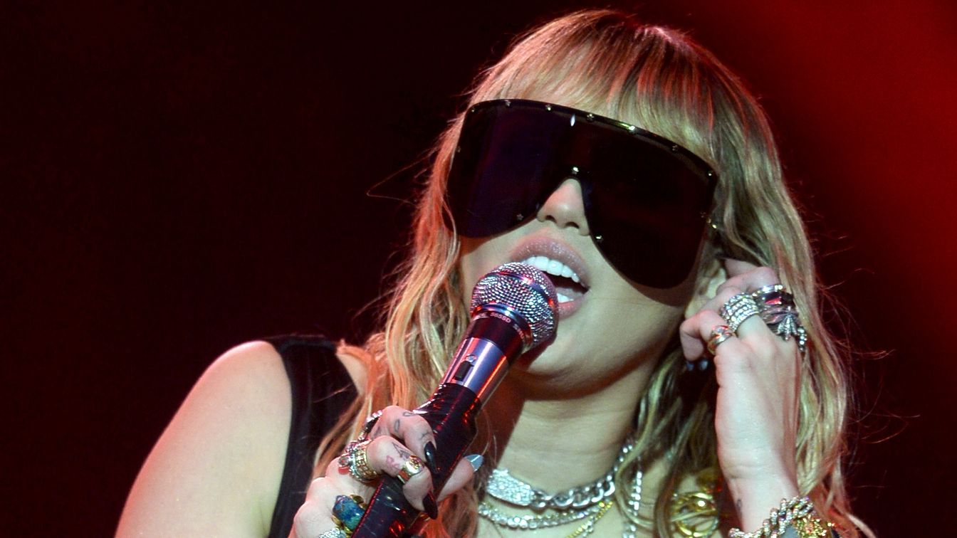 Miley Cyrus napszemüvege akkora, hogy hegeszthetne is benne