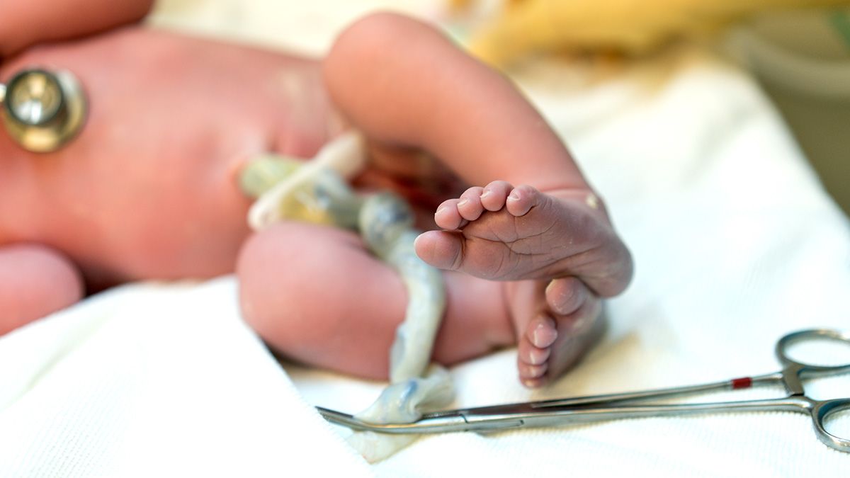 Egészséges kislányt találtak a miskolci babamentő inkubátorban