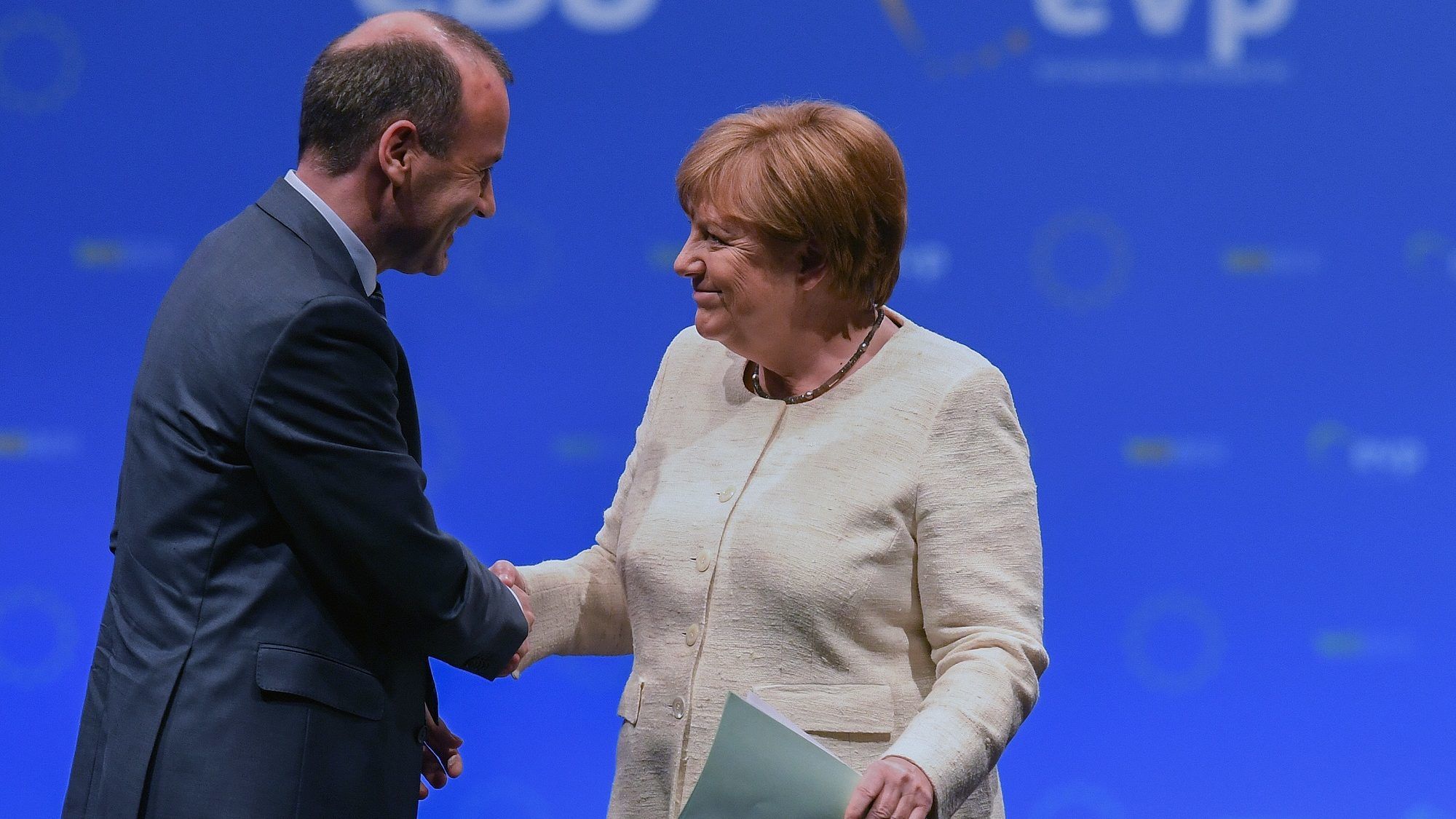 Merkel: Manfred Weber vegye át az Európai Bizottság elnöki posztját