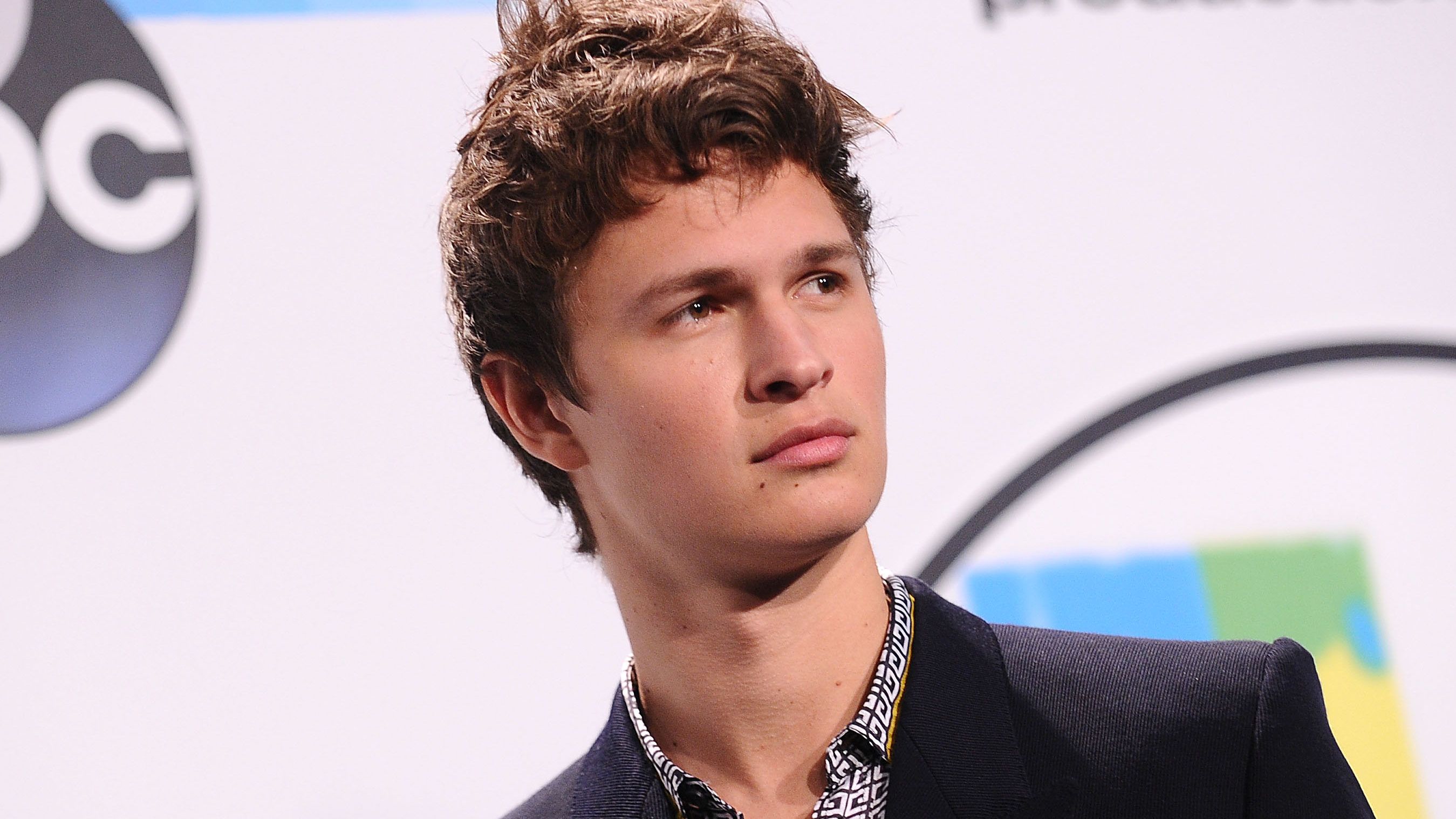 Ansel Elgort 17 félmeztelen szelfit lőtt az Instagramra, követői azt hitték, valami baja van