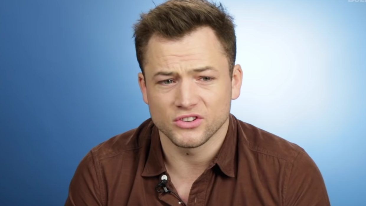 Taron Egerton felolvasott egy csomó szexi tweetet, amit neki címeztek