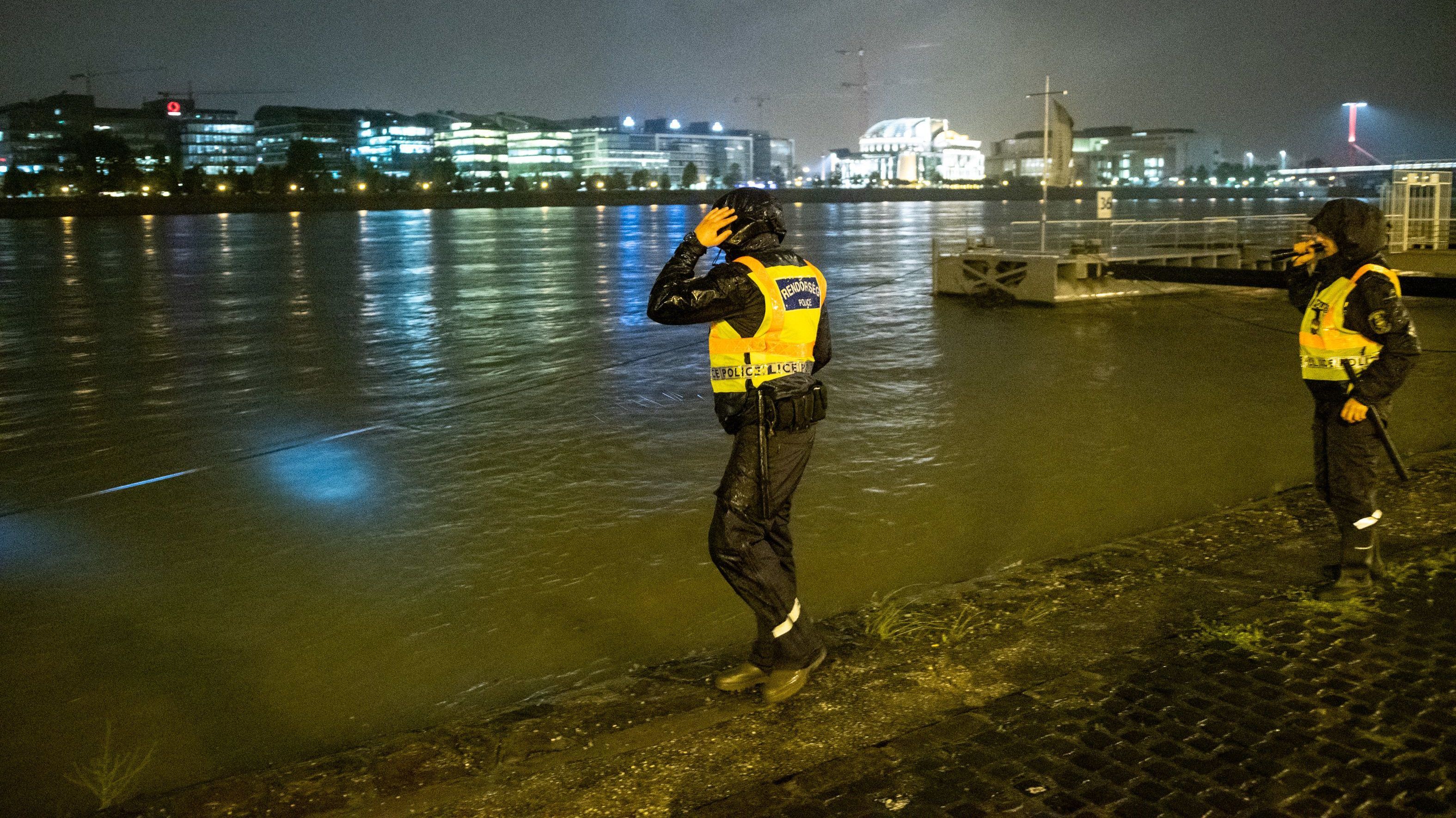 Dunai hajóbaleset: 38 hozzátartozó indult el Budapestre