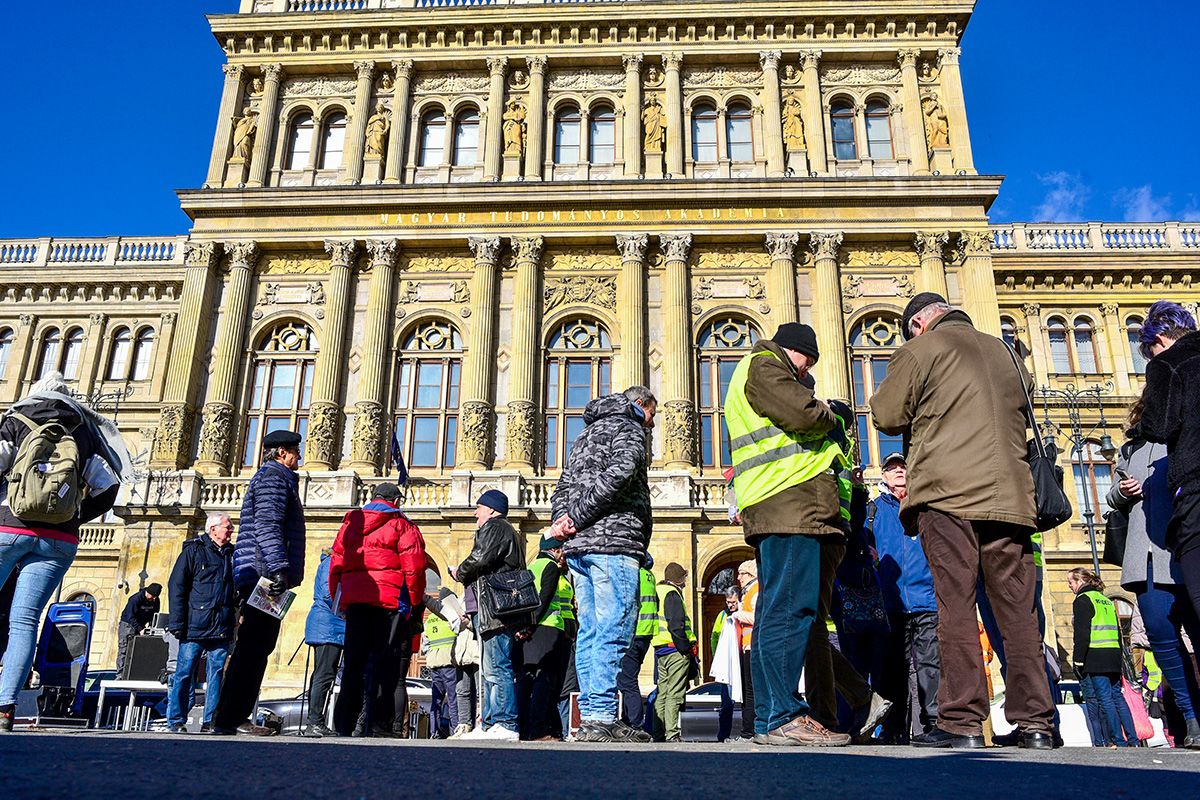 Külföldre és az üzleti életbe menekülhetnek az akadémikusok