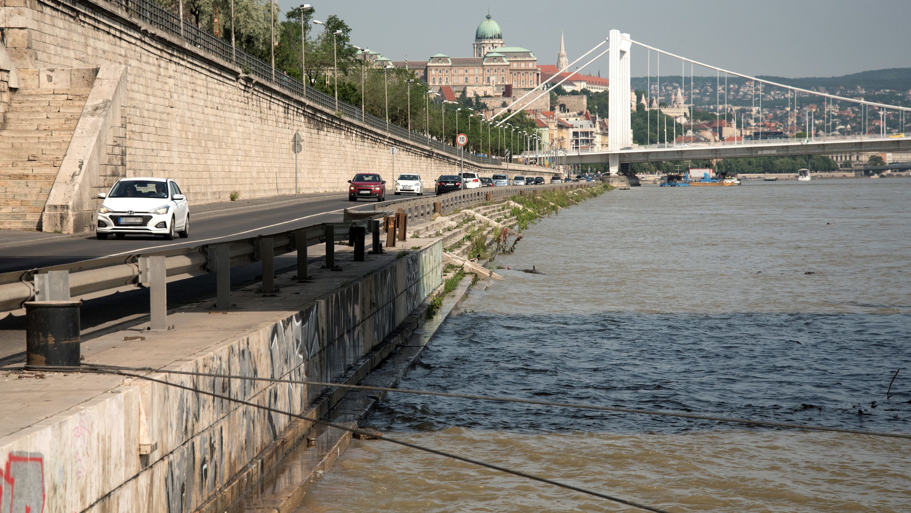 Több mint 70 centit apadt a Duna Budapesten