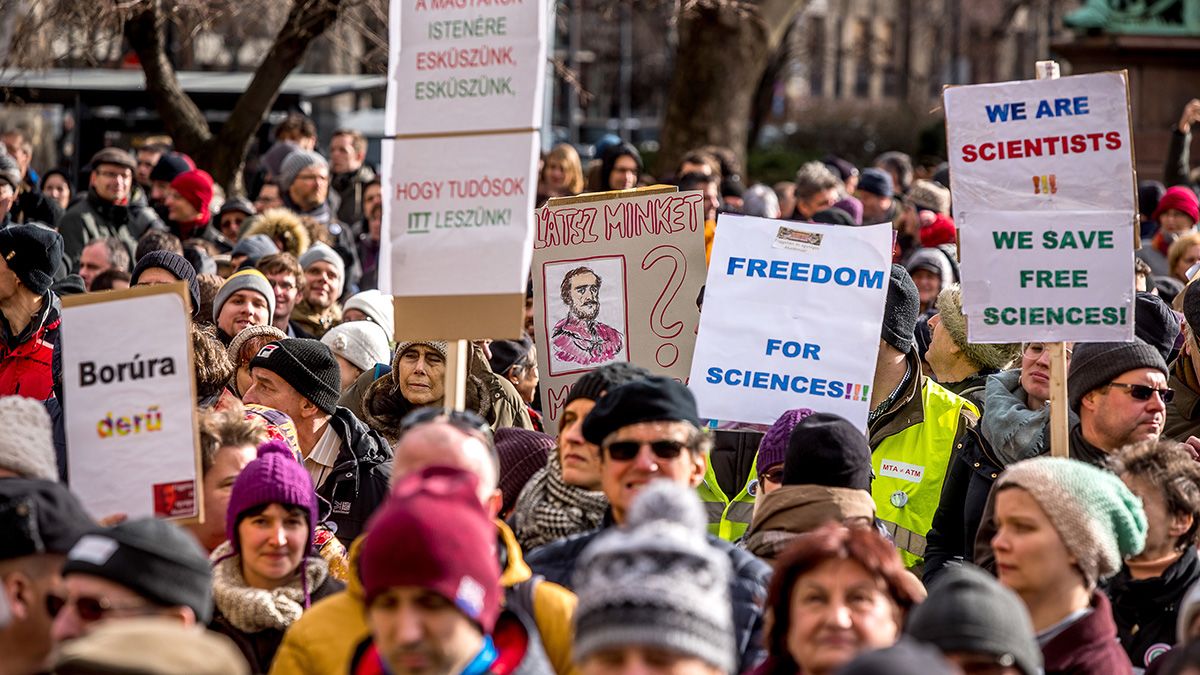 Hiába a tüntetés, Palkovics beterjeszti az MTA-t megcsonkító törvényt