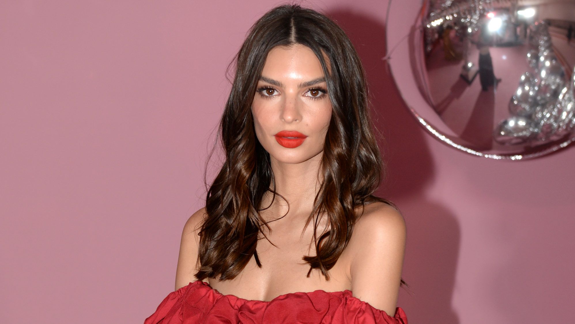 Emiliy Ratajkowski úgy nézett ki a CFDA-gálán, mintha rávarrták volna az összes géprongyot