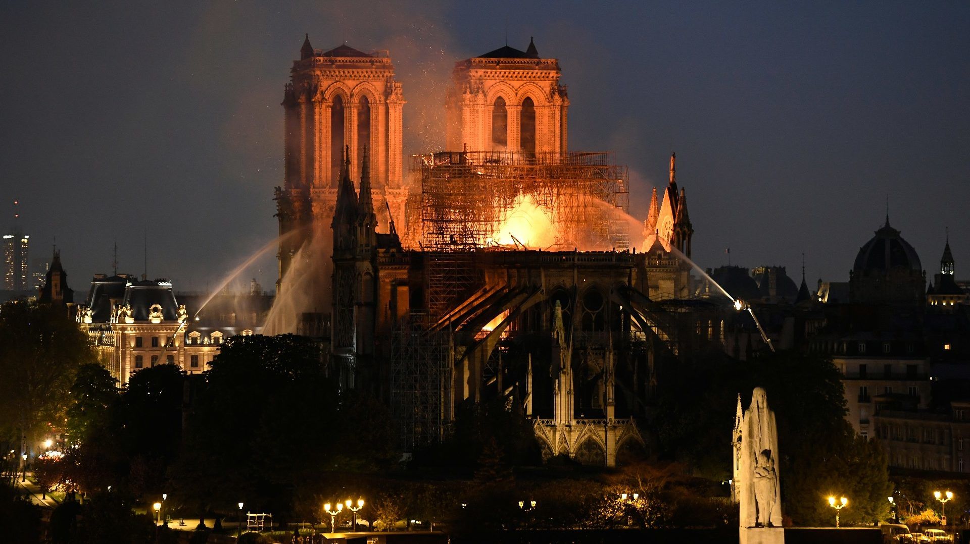 A Notre-Dame közelében élő gyerekeknek és terhes nőknek azt javasolják, hogy menjenek el vérvételre