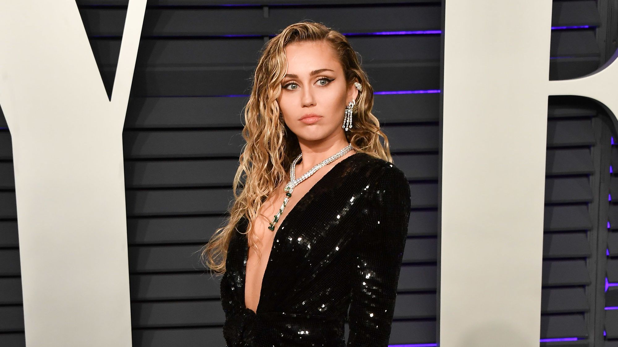 Miley Cyrus fontos dologra hívja fel a figyelmet tortát nyalva, félmeztelenül