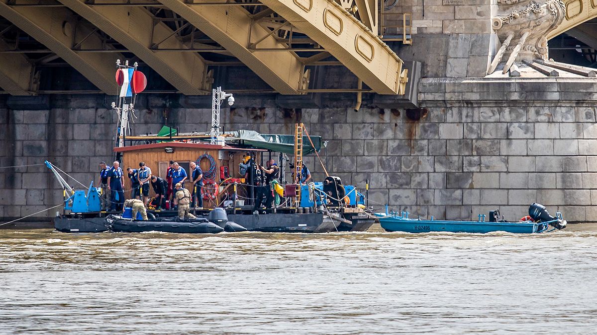 Budapestre tart az úszódaru, amivel felszínre hozzák a Hableány roncsait