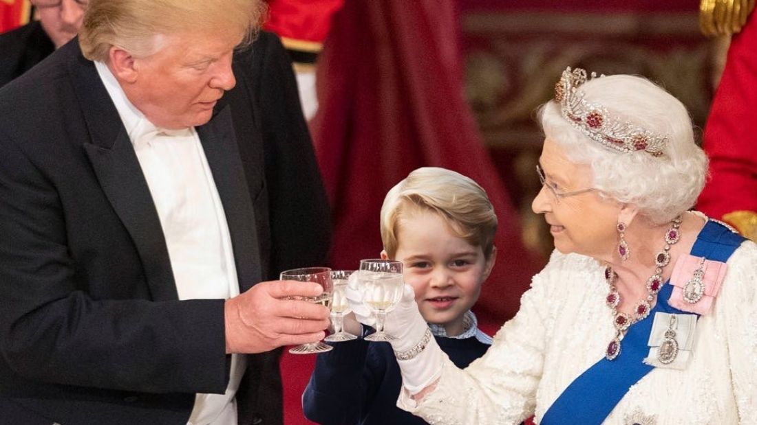 Megszületett a legviccesebb kép Trump és Erzsébet királynő találkozójáról