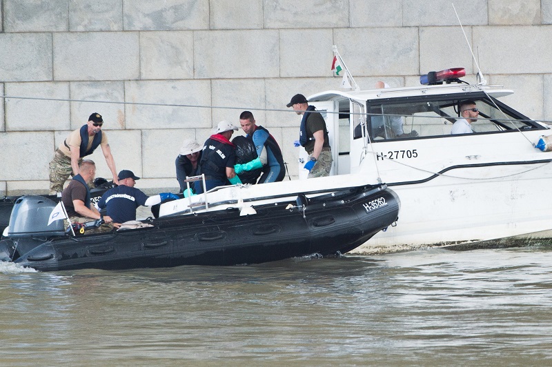 Dunai hajóbaleset: újabb holttestet találtak a hajóroncsnál