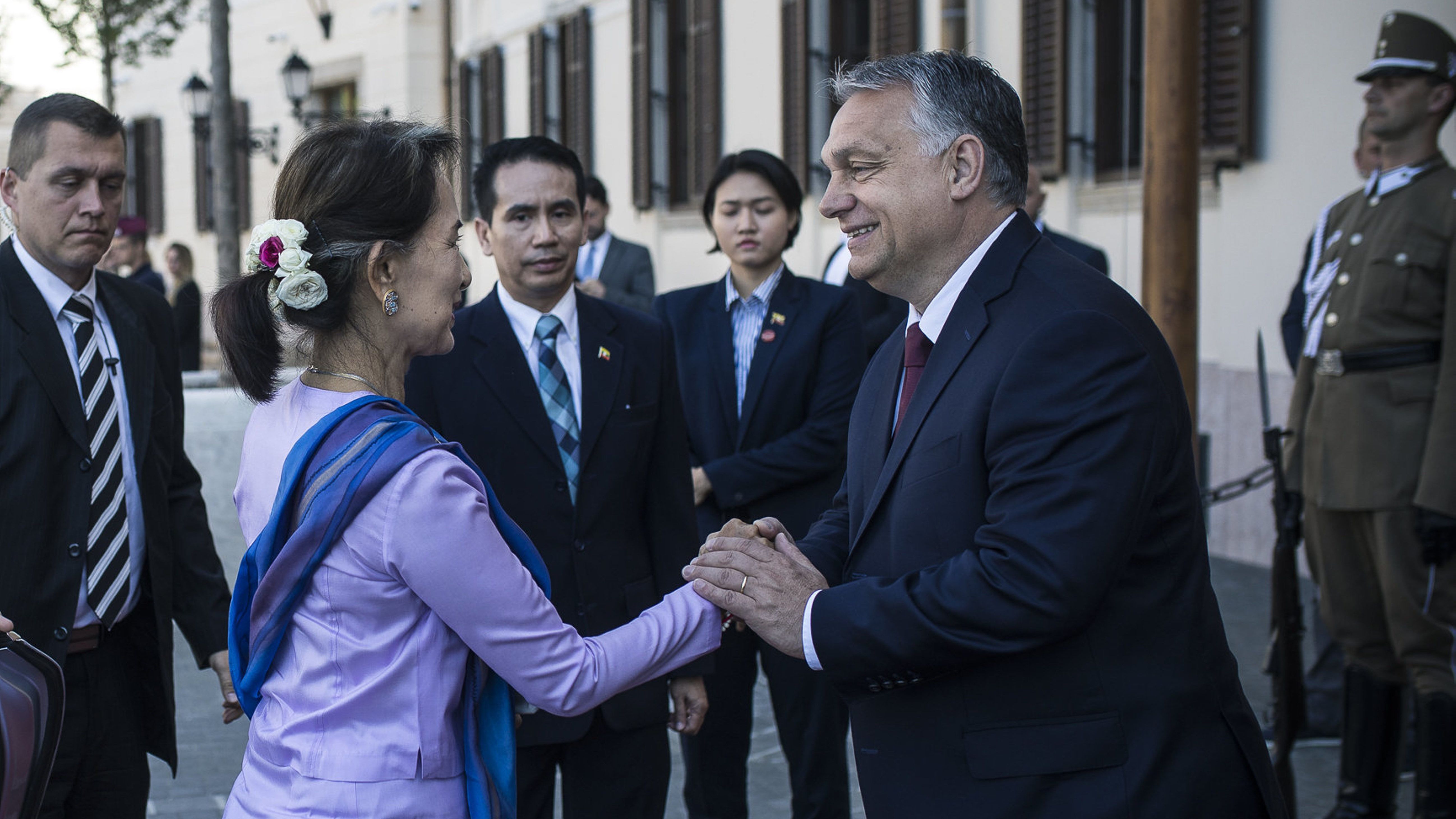 Orbán a magyarok nevében tiszteletét fejezte ki a mianmari kormányfőnek, aki végignézett egy népirtást