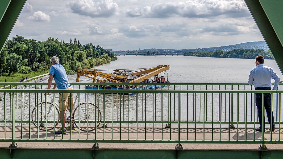 Megérkezett Budapestre a Clark Ádám úszódaru