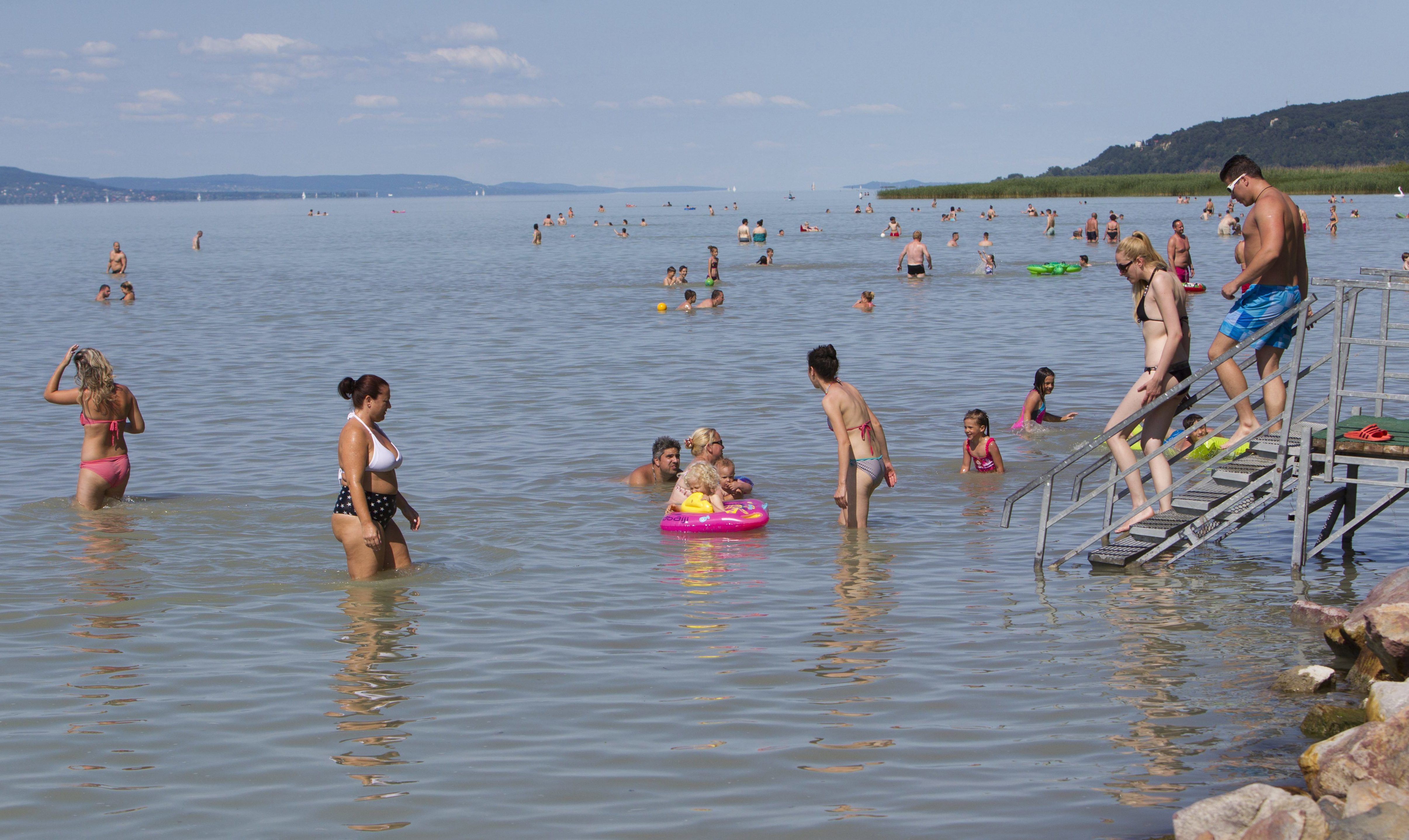 Akkora a munkaerőhiány a Balatonnál, hogy a diákok és a nyugdíjasok menthetik meg a szezont