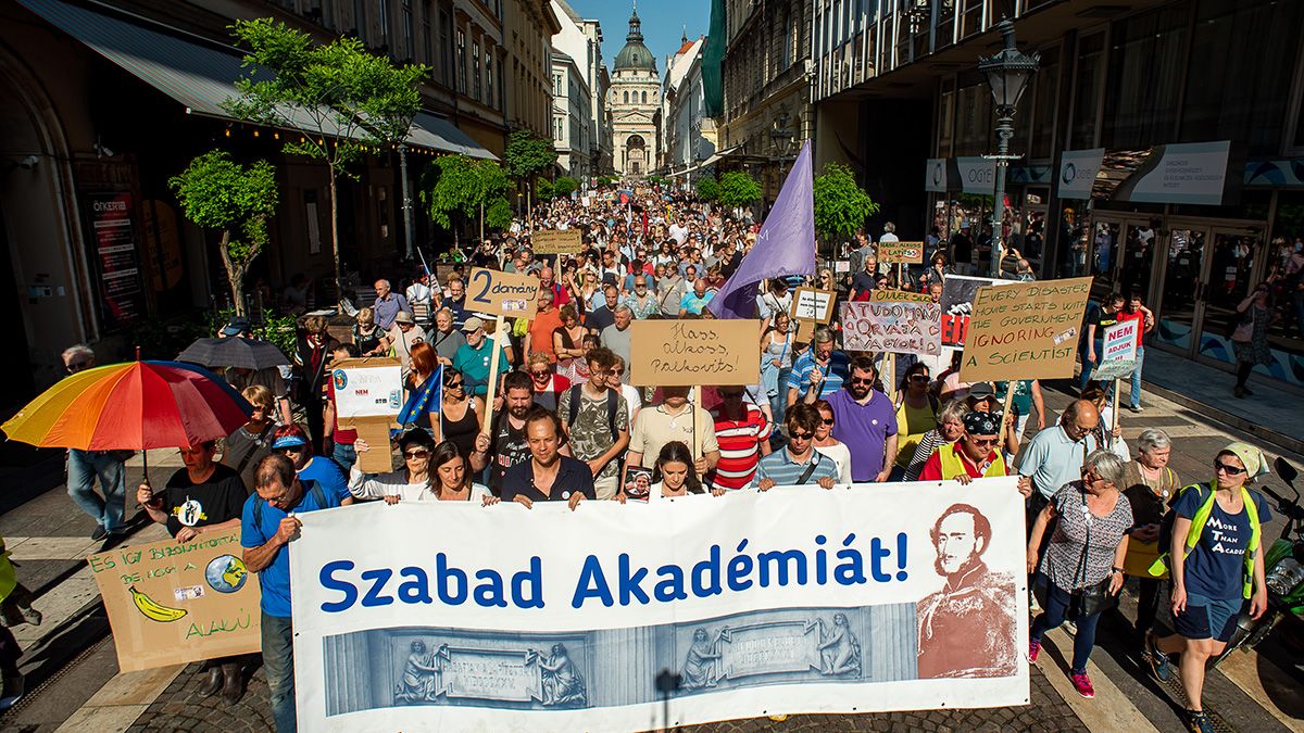 Magyar tudósok nyílt levelet írtak Manfred Webernek